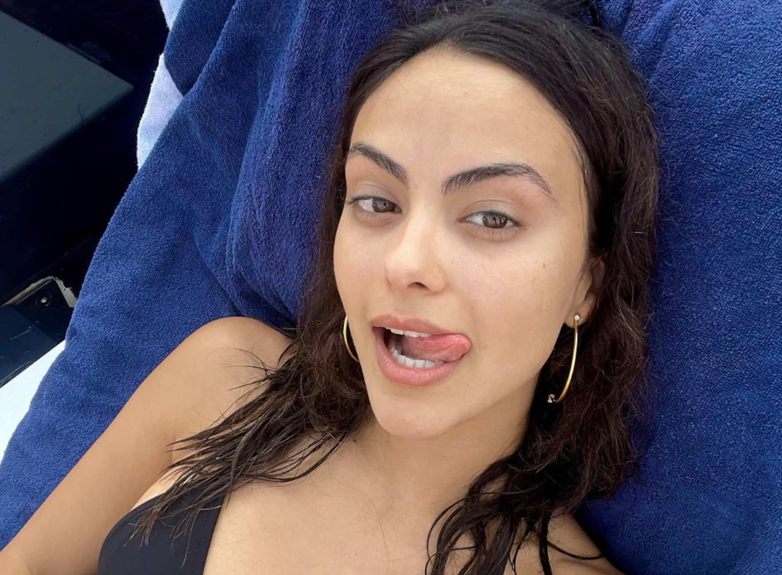 Camila Mendes prend un selfie sans le haut