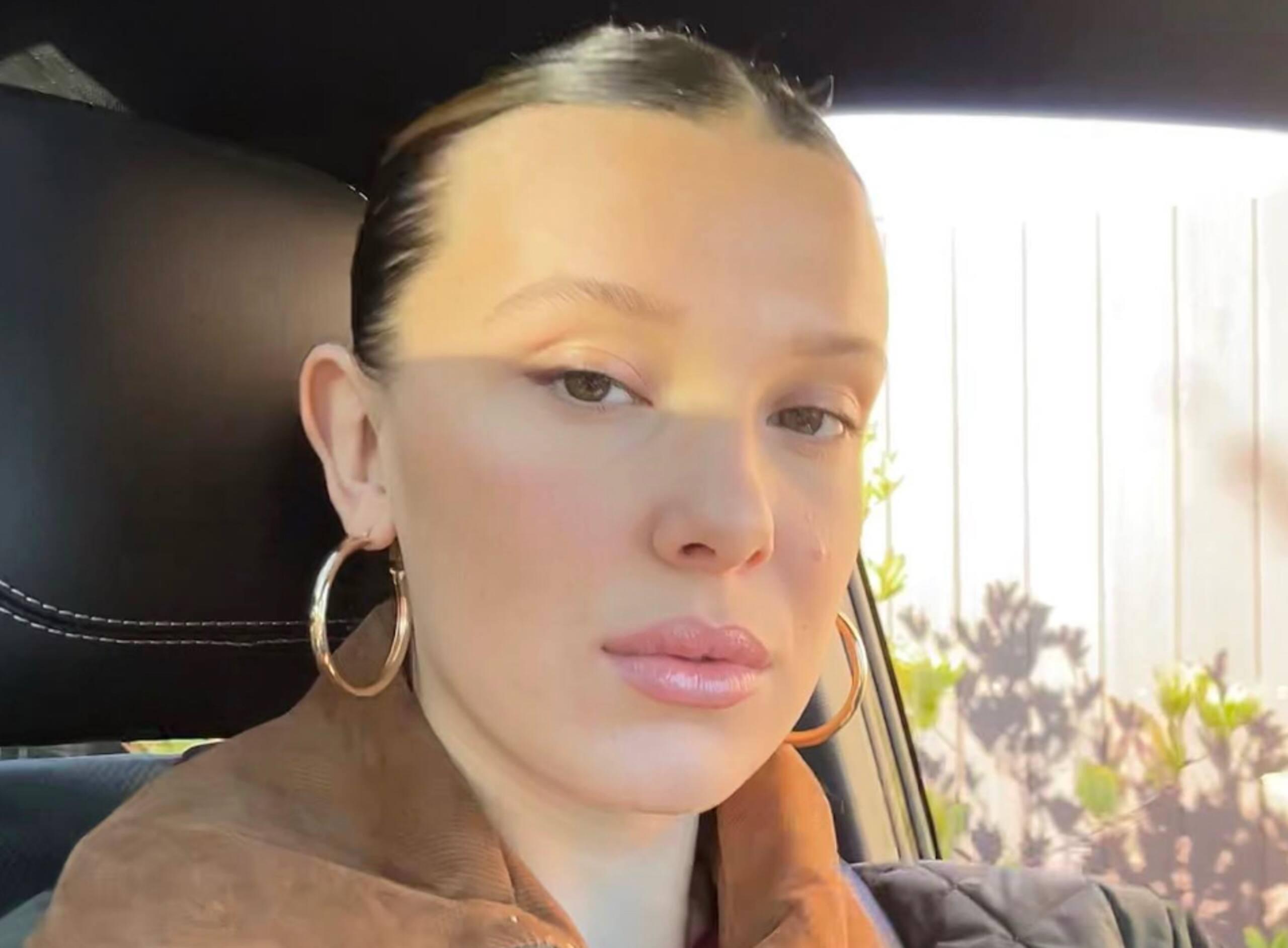 Millie Bobby Brown et la plus petite jupe en denim