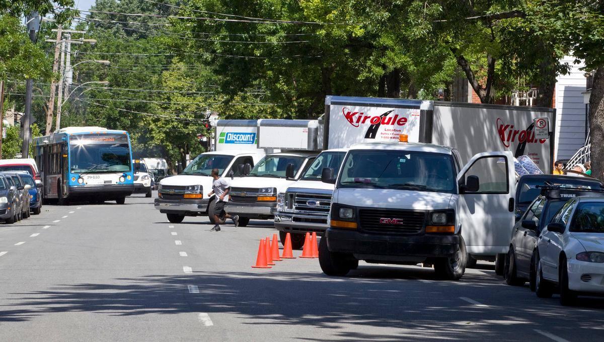 Archives: Des camions de déménagement dans les rues de Montréal le 1er juillet 2012.