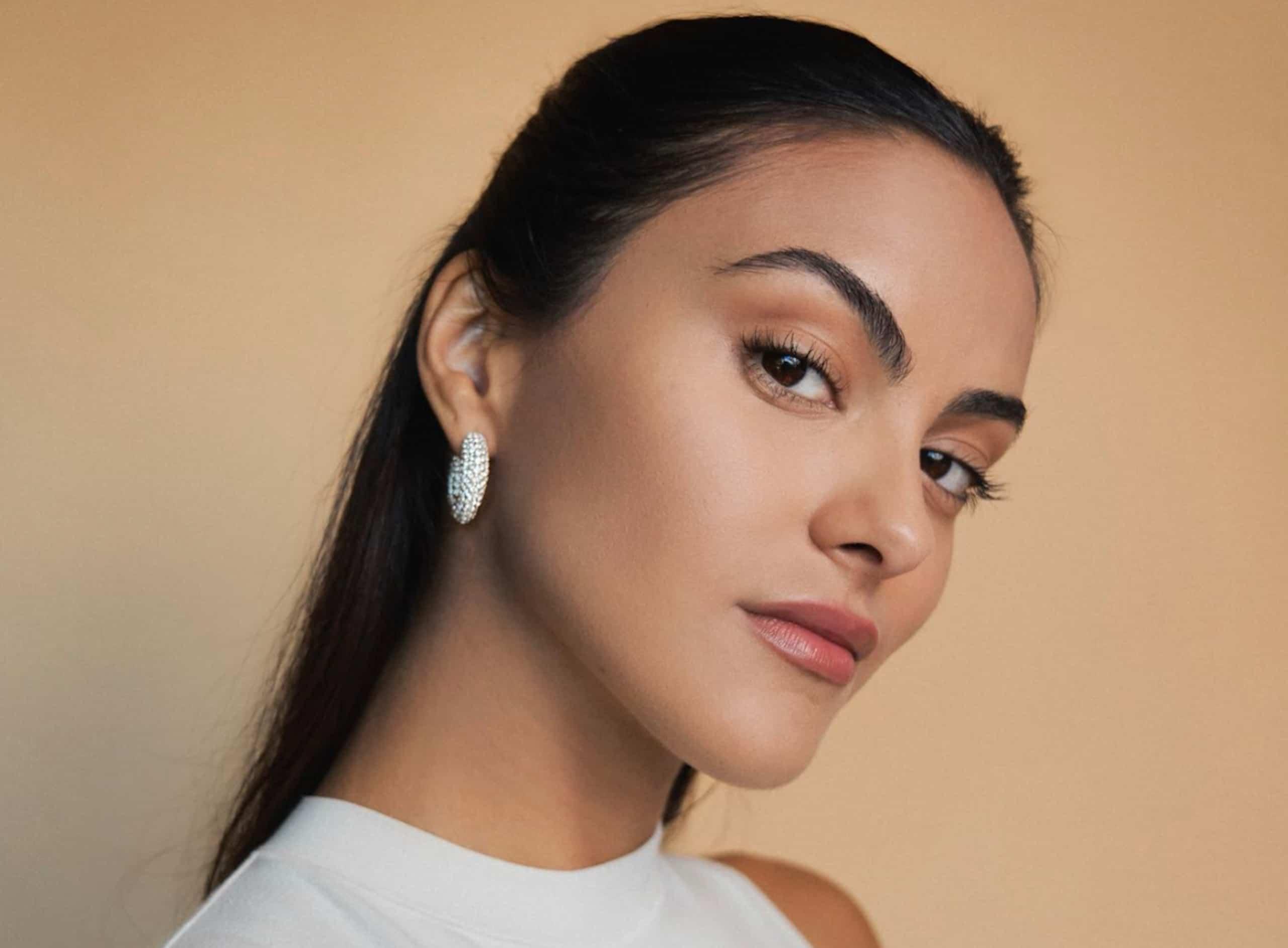 Camila Mendes ose une robe déchirée révélatrice