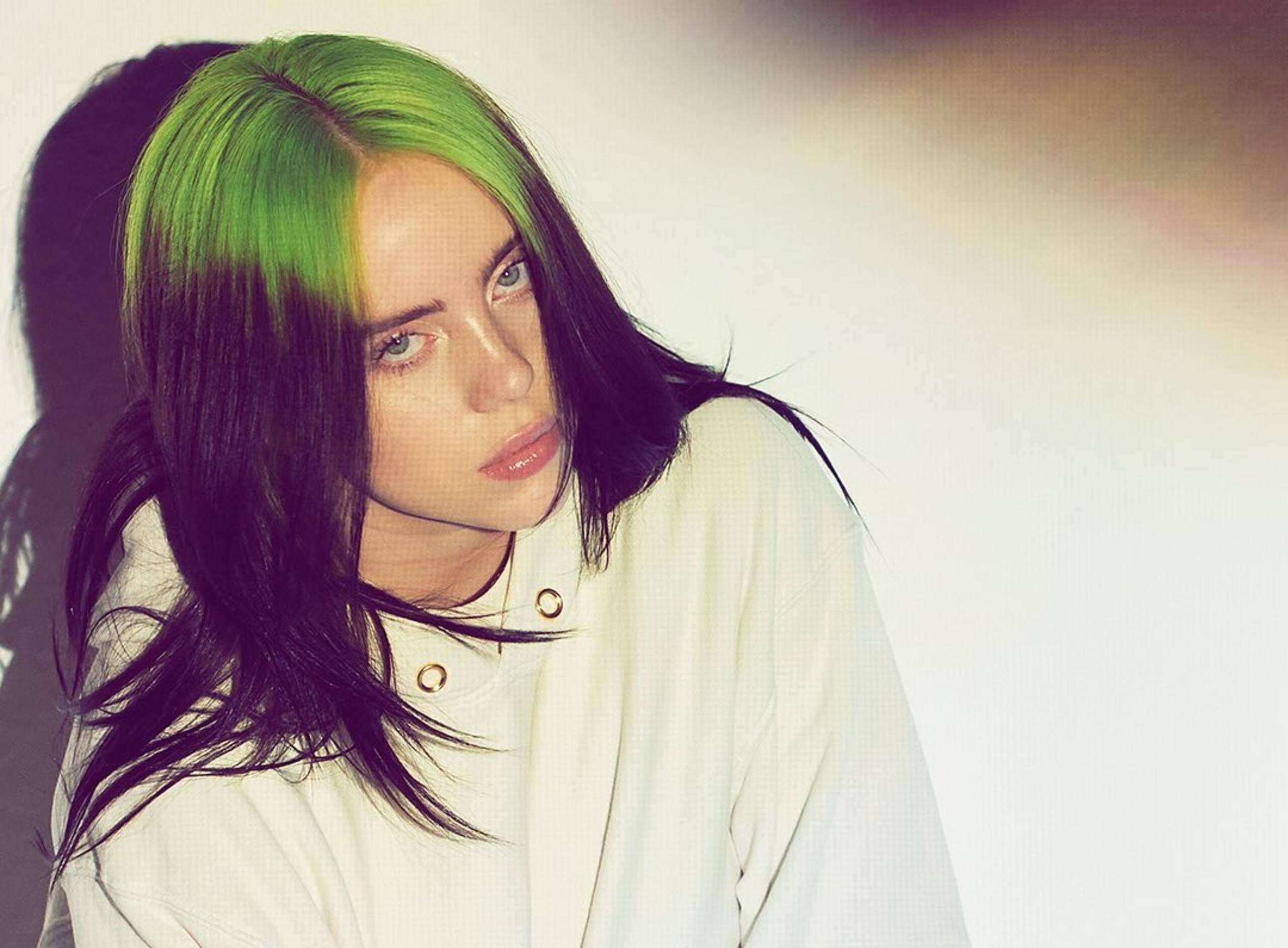 Billie Eilish change complètement de tête