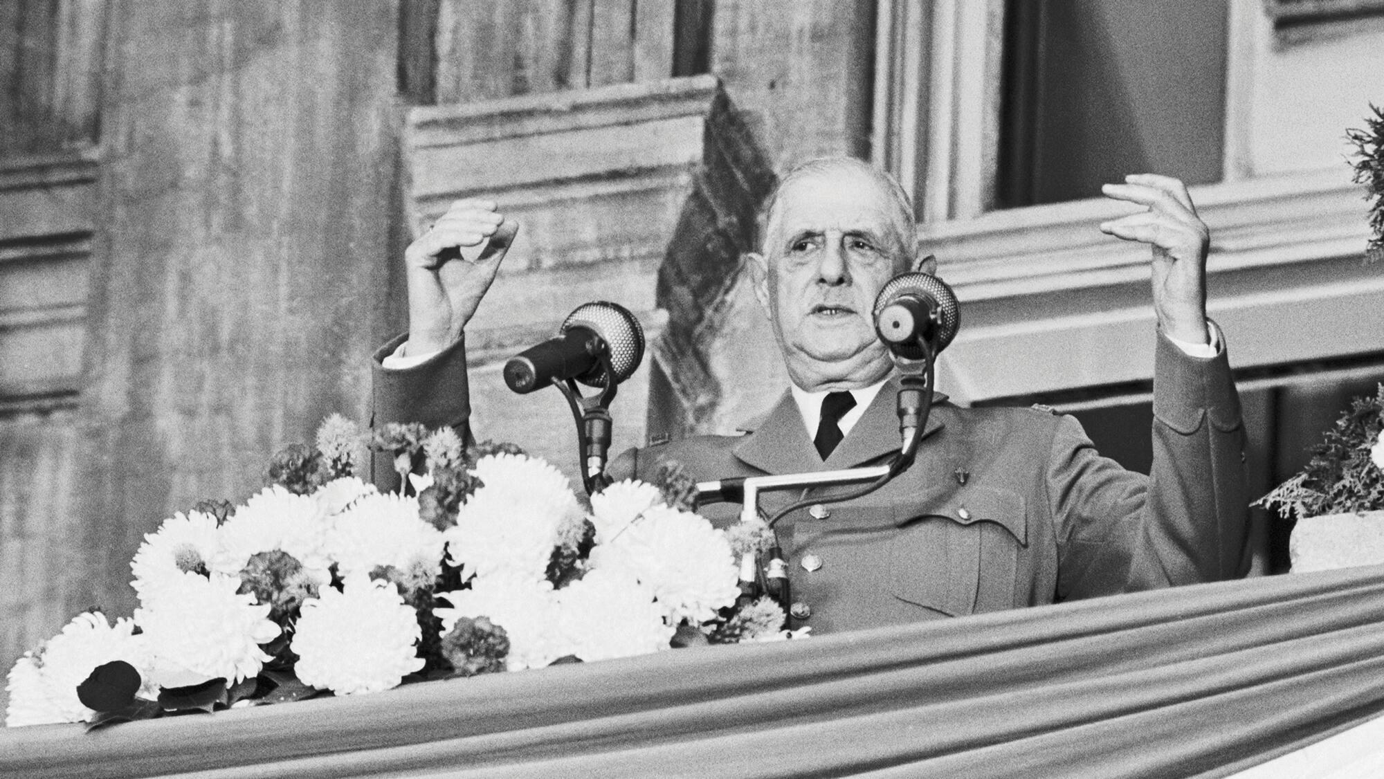 Le général de Gaulle sur le balcon de l’hôtel de ville de Montréal.