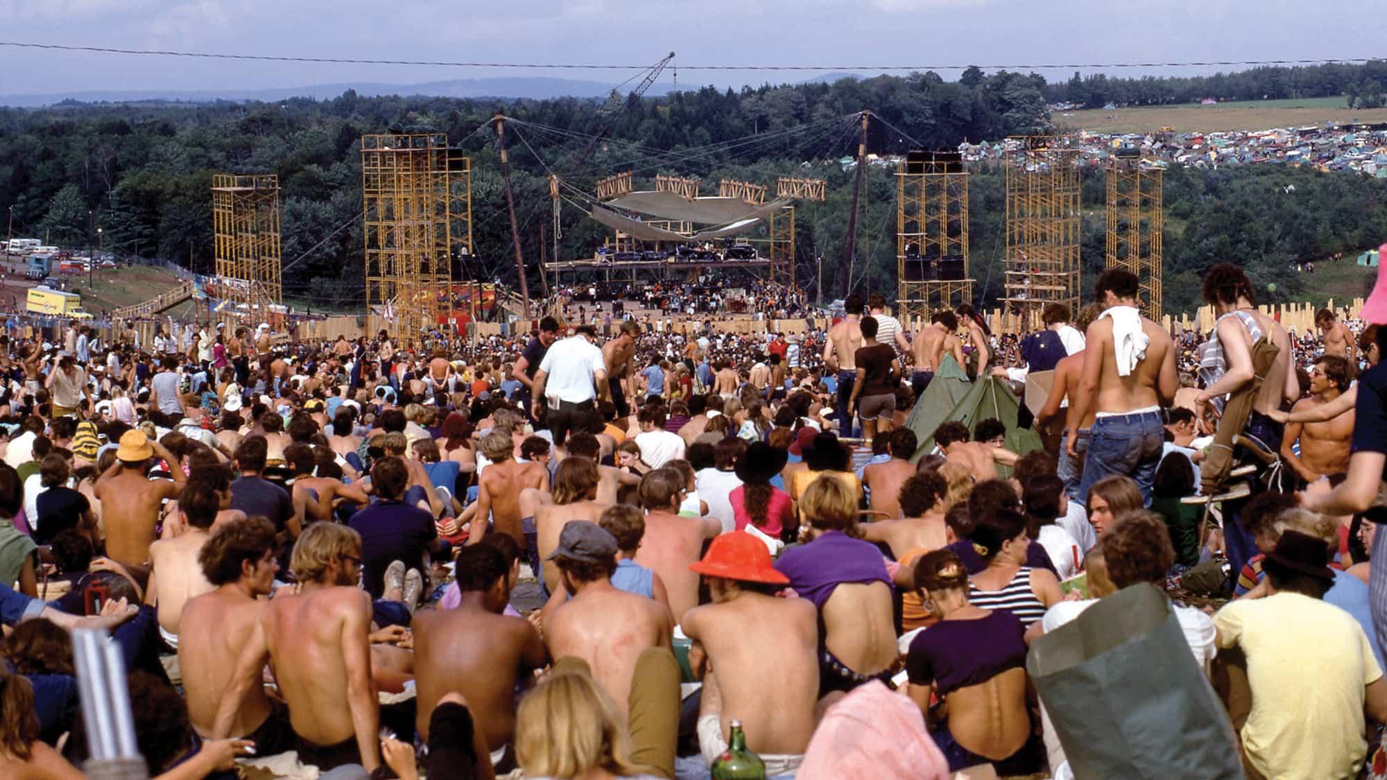 Une vue de la foule rassemblée devant la scène au festival de Woodstock.