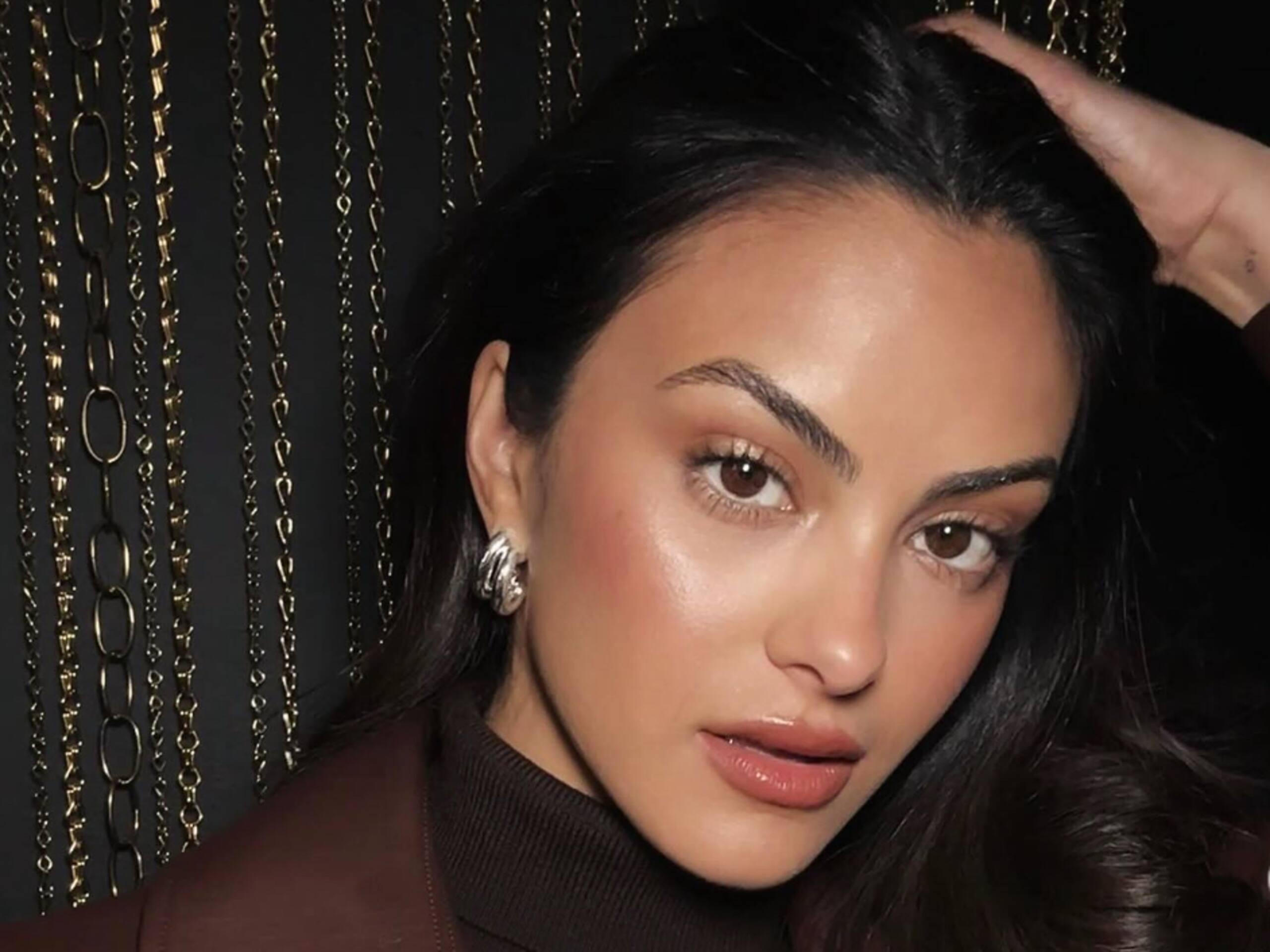 Camila Mendes ose une robe dangereusement fendue