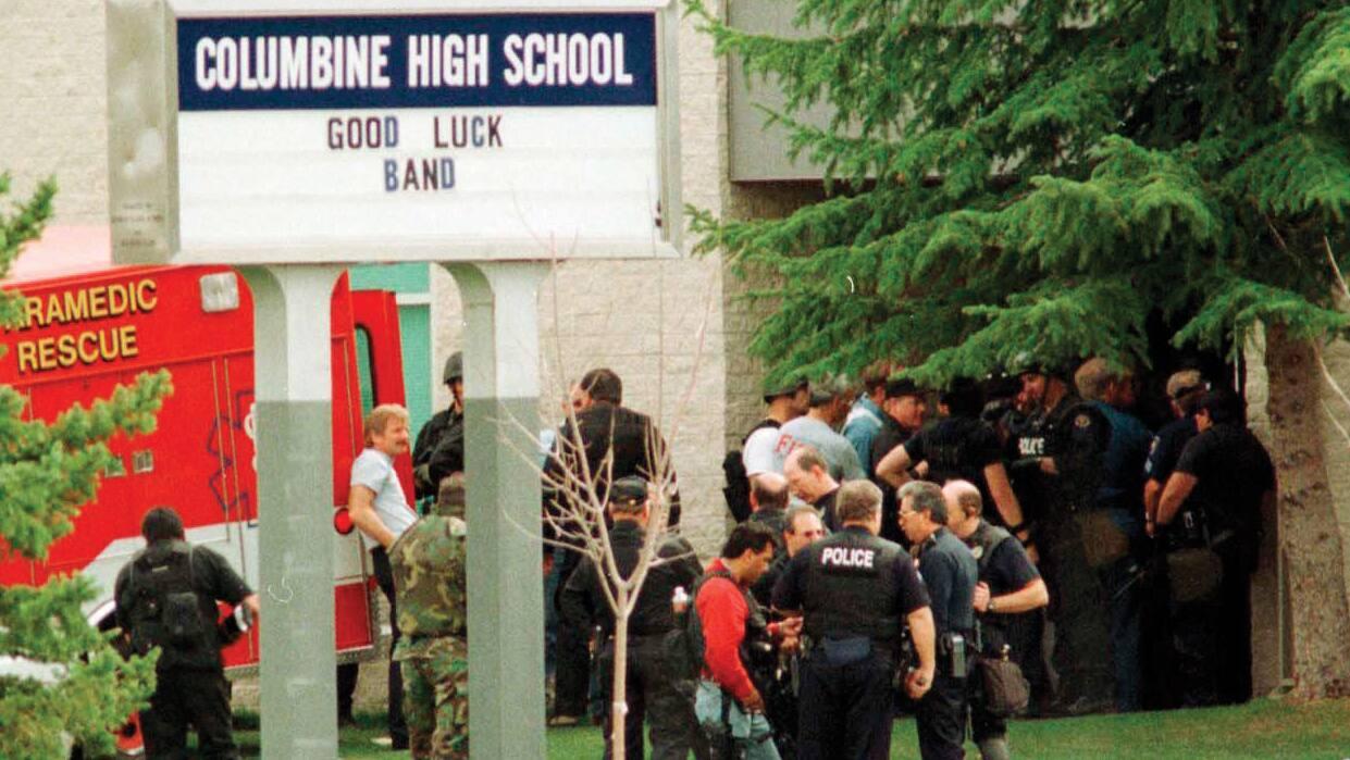 La police et l’escouade antibombes devant l’école.