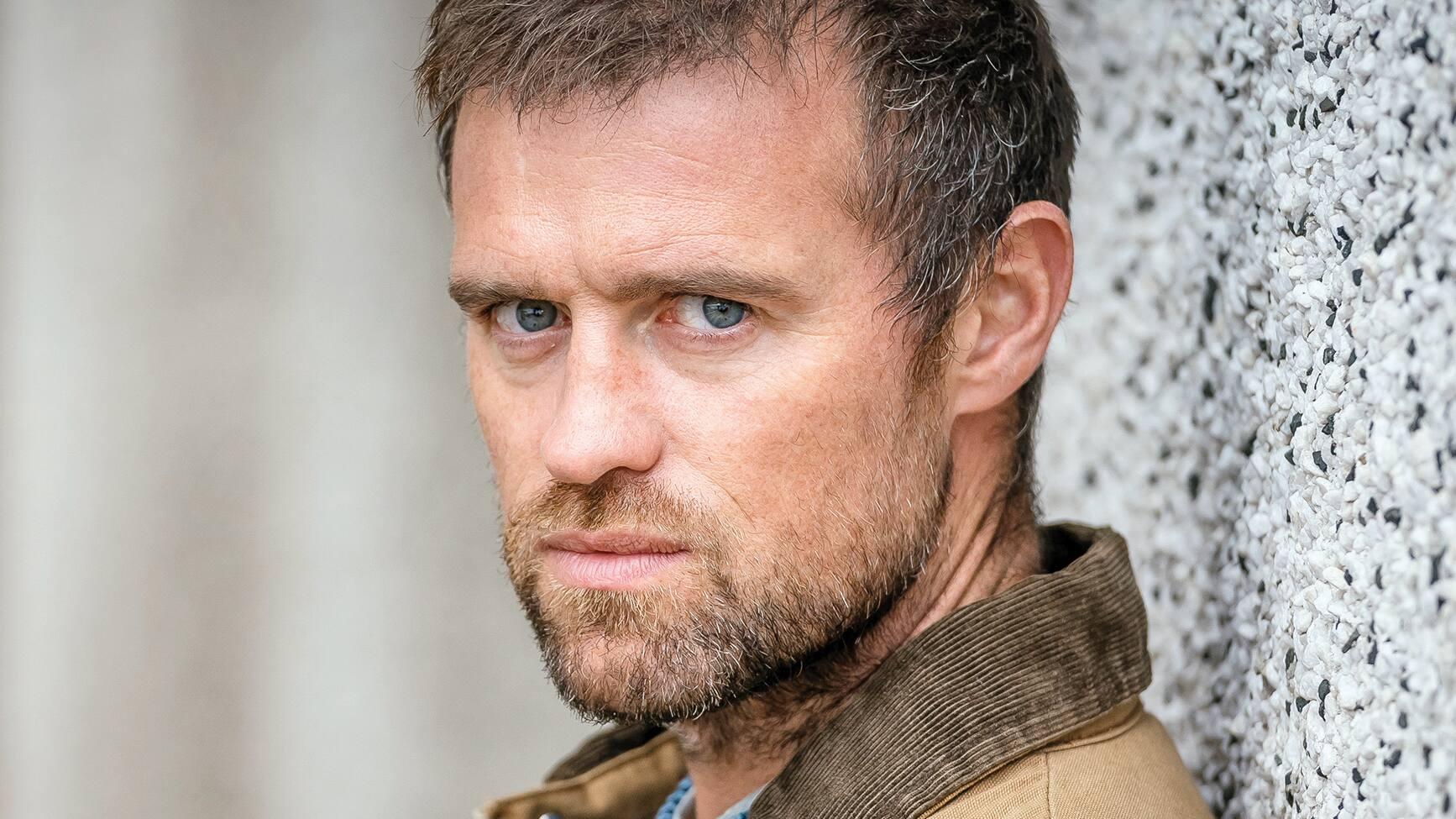 Sean (Jonas Armstrong) est dans le pétrin.