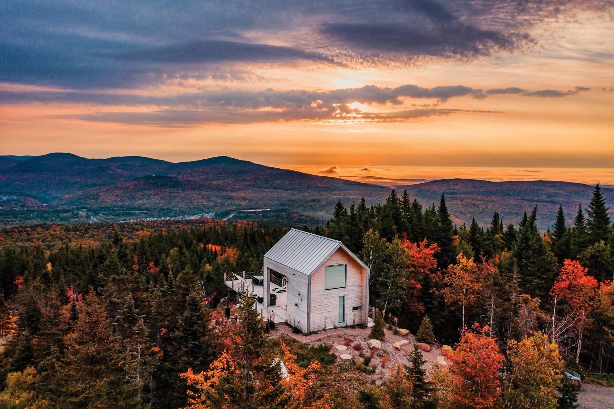 Un mini chalet bien aménagé permet une connexion unique avec la nature.