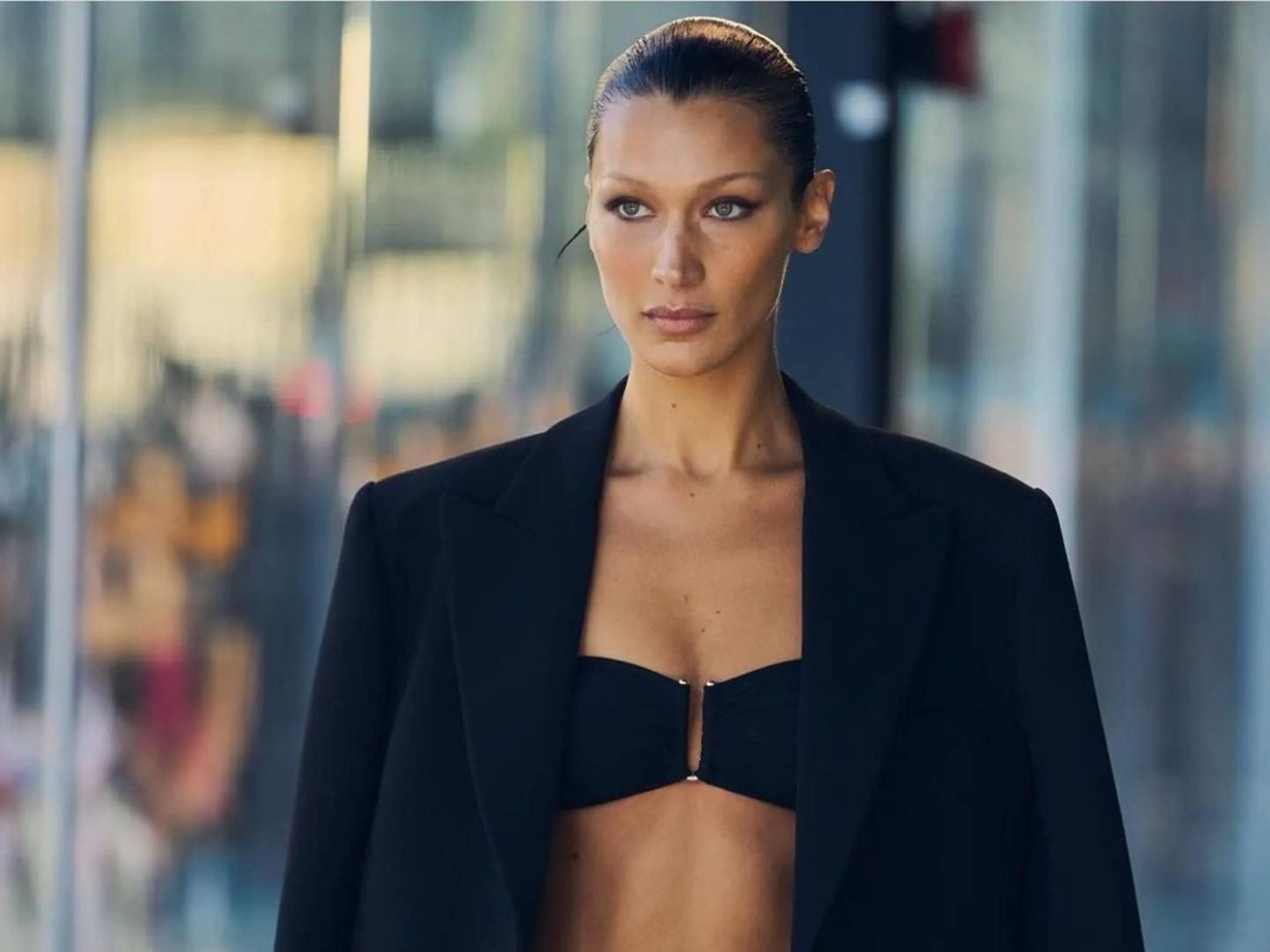 Bella Hadid pousse la tendance du «underboob»