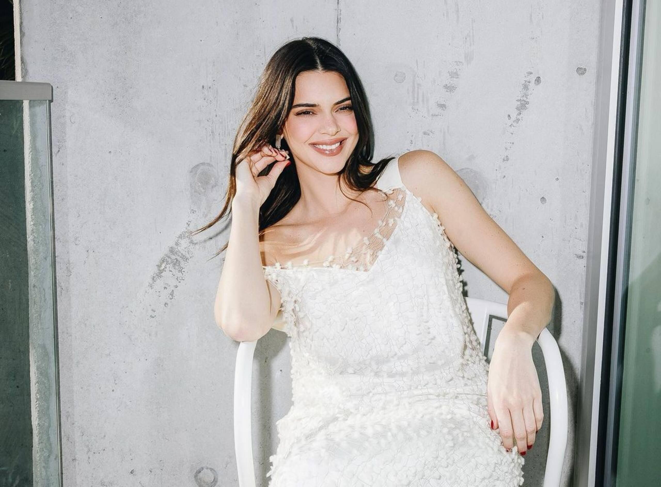 Kendall Jenner ose une robe transparente