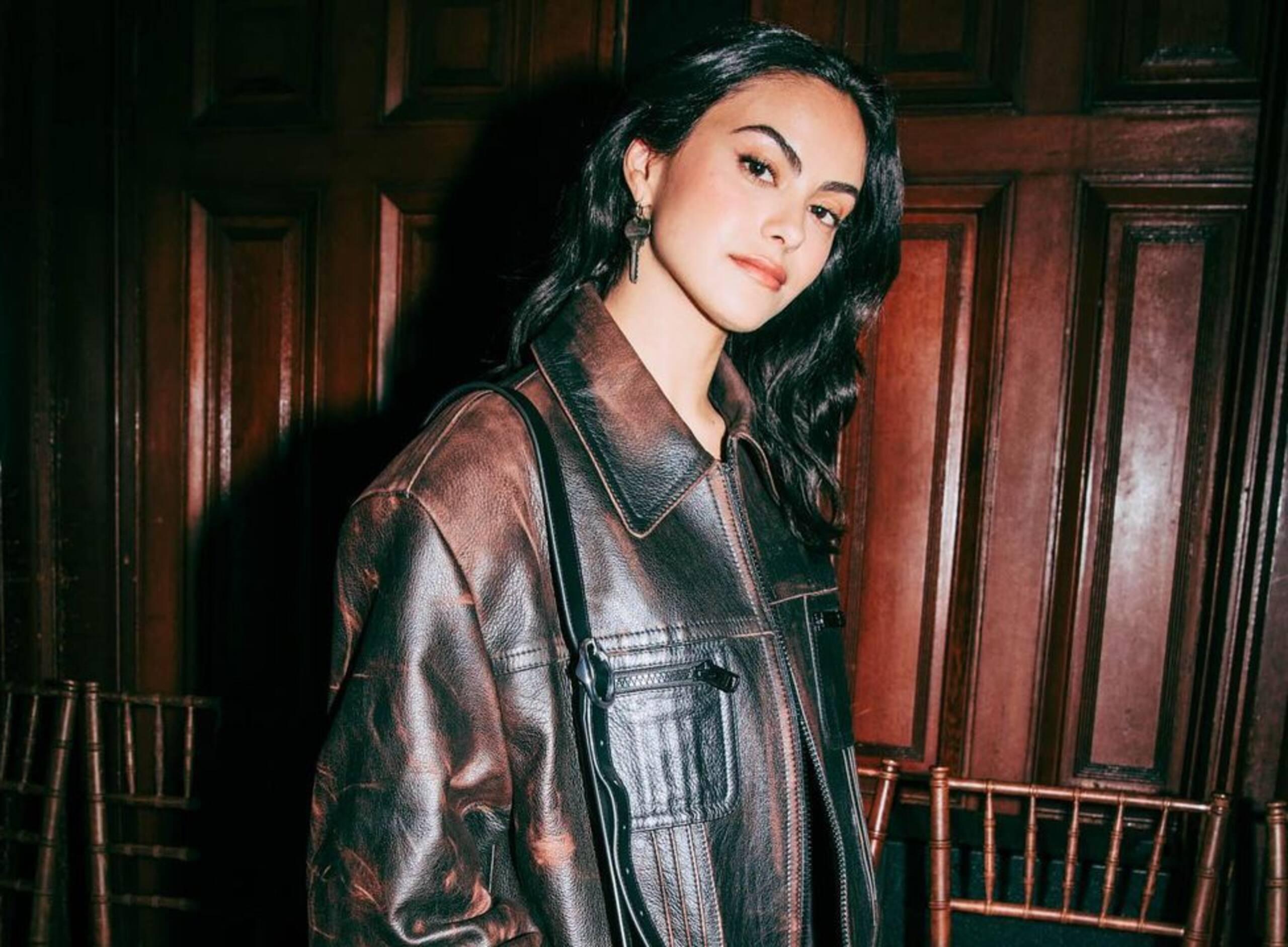 Camila Mendes adopte la tendance sans pantalons