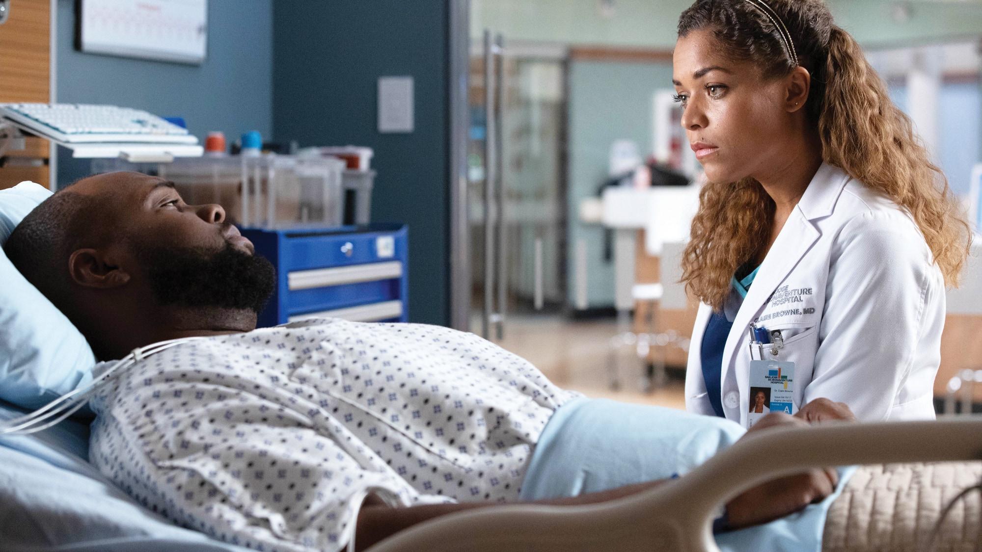 Au chevet d’un footballeur blessé (James Earl), Claire (Antonia Thomas) lui donne un conseil qu’elle aurait aimé recevoir autrefois.