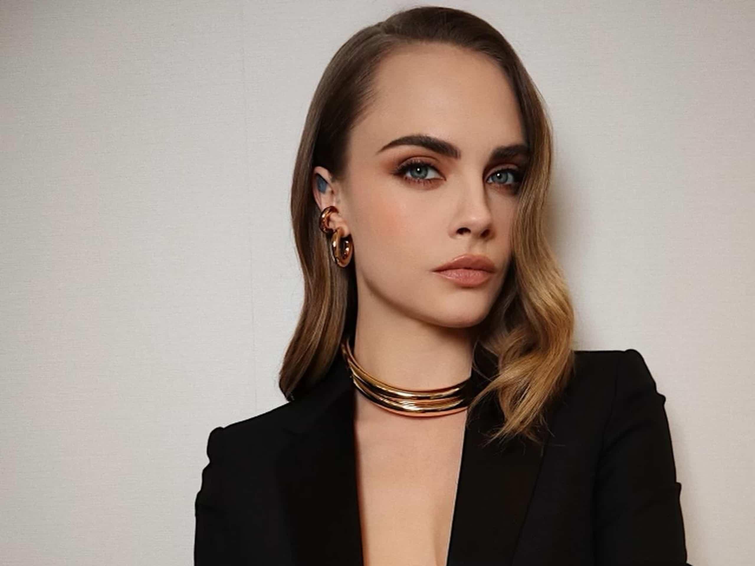 Cara Delevingne défile sans haut