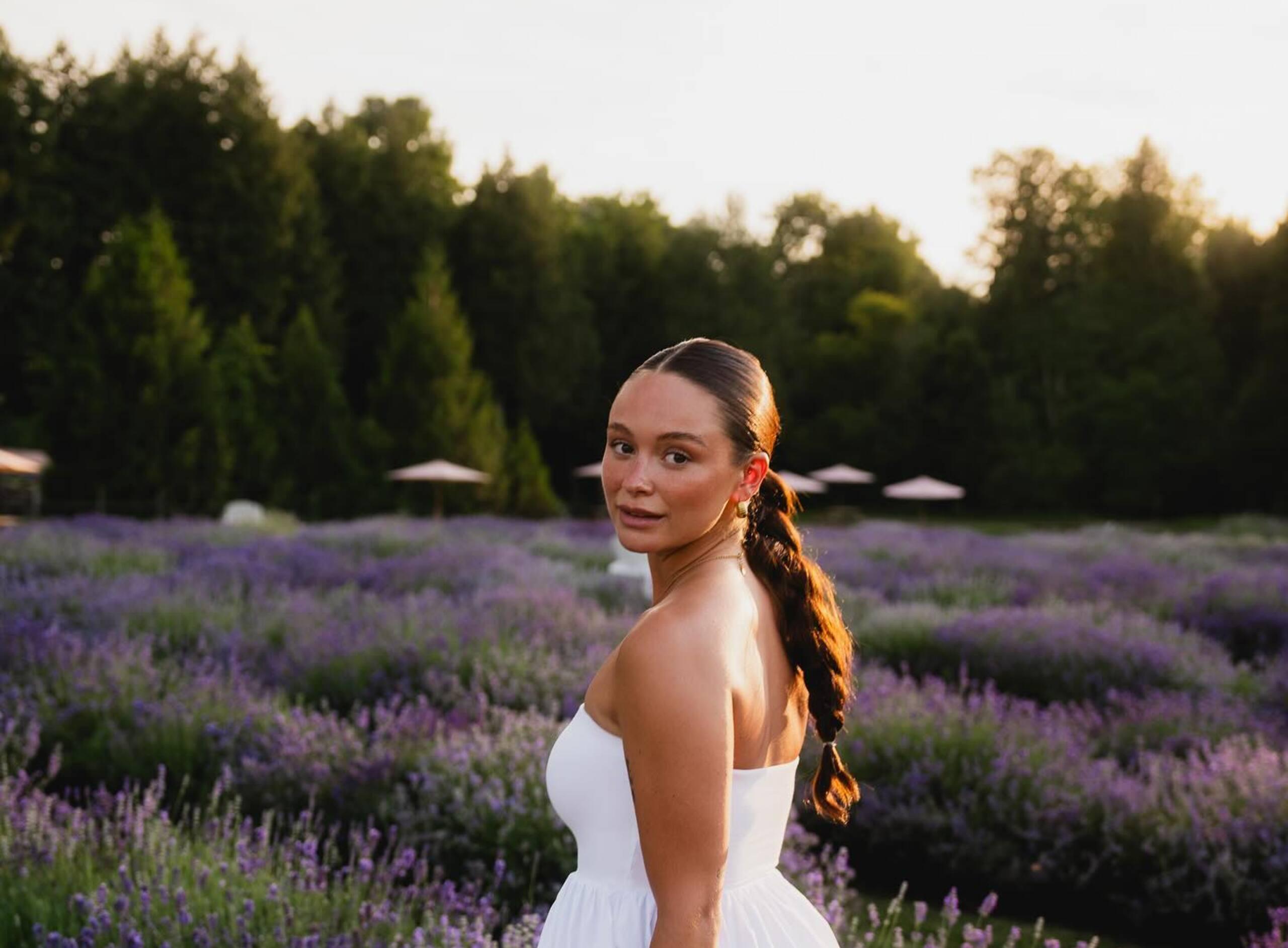 Elle ose un décolleté vertigineux pour un mariage