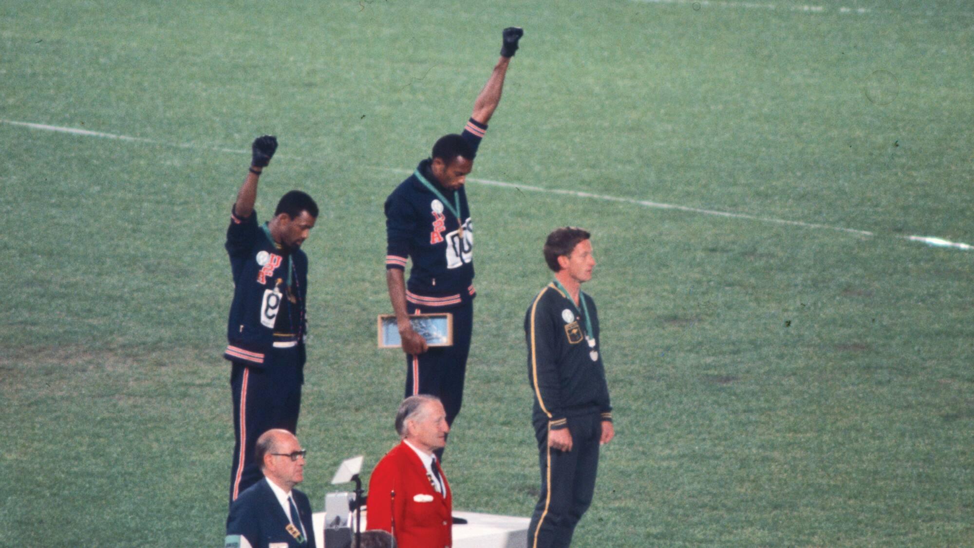 John Carlos et Tommie Smith protestant sur le podium.