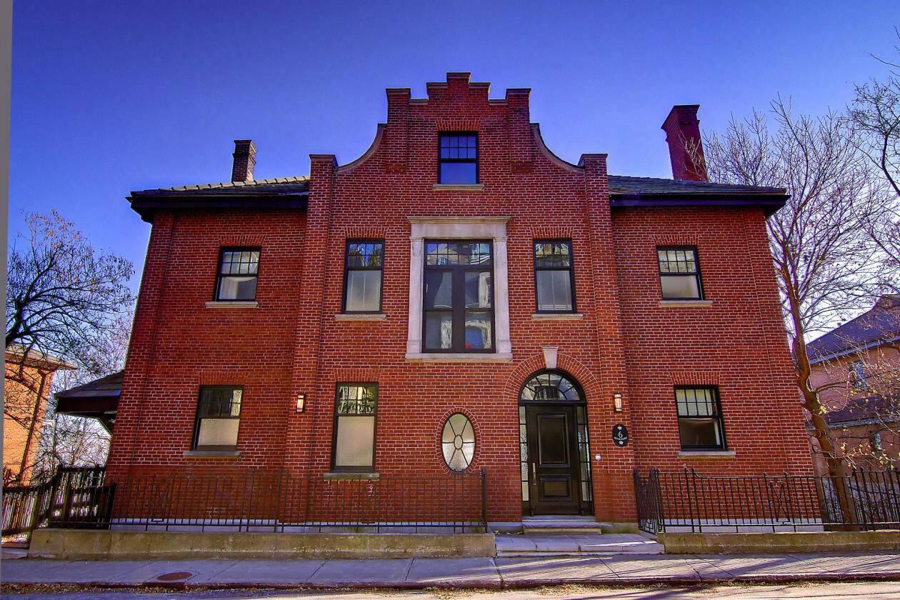 Vue de la façade avant de la maison, construite en 1915, mais rénovée depuis, sur l’avenue Sunnyside, à Westmount.