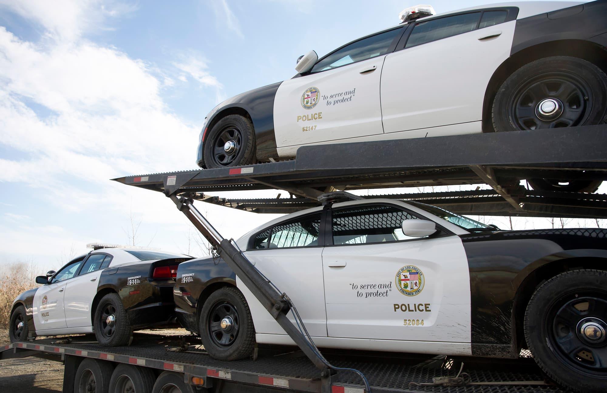 Un fourgon et des voitures de police de Los Angeles ont été utilisés pour le tournage.