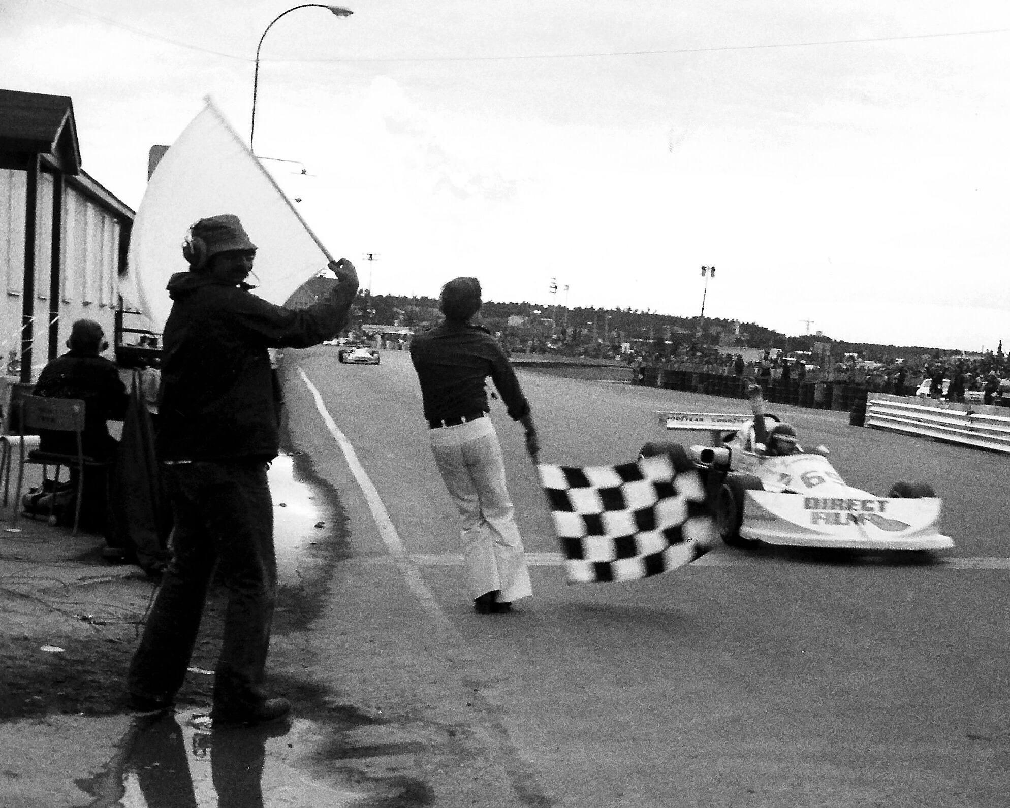 Villeneuve au fil d’arrivée lors de son triomphe au Grand Prix de Trois-Rivières, en 1976.