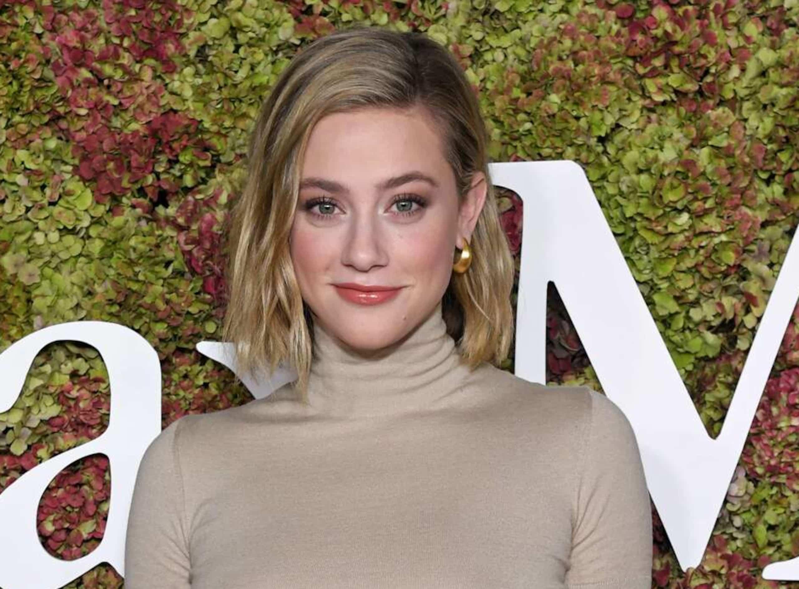 Tapis rouge: Lili Reinhart dévoile ses mamelons