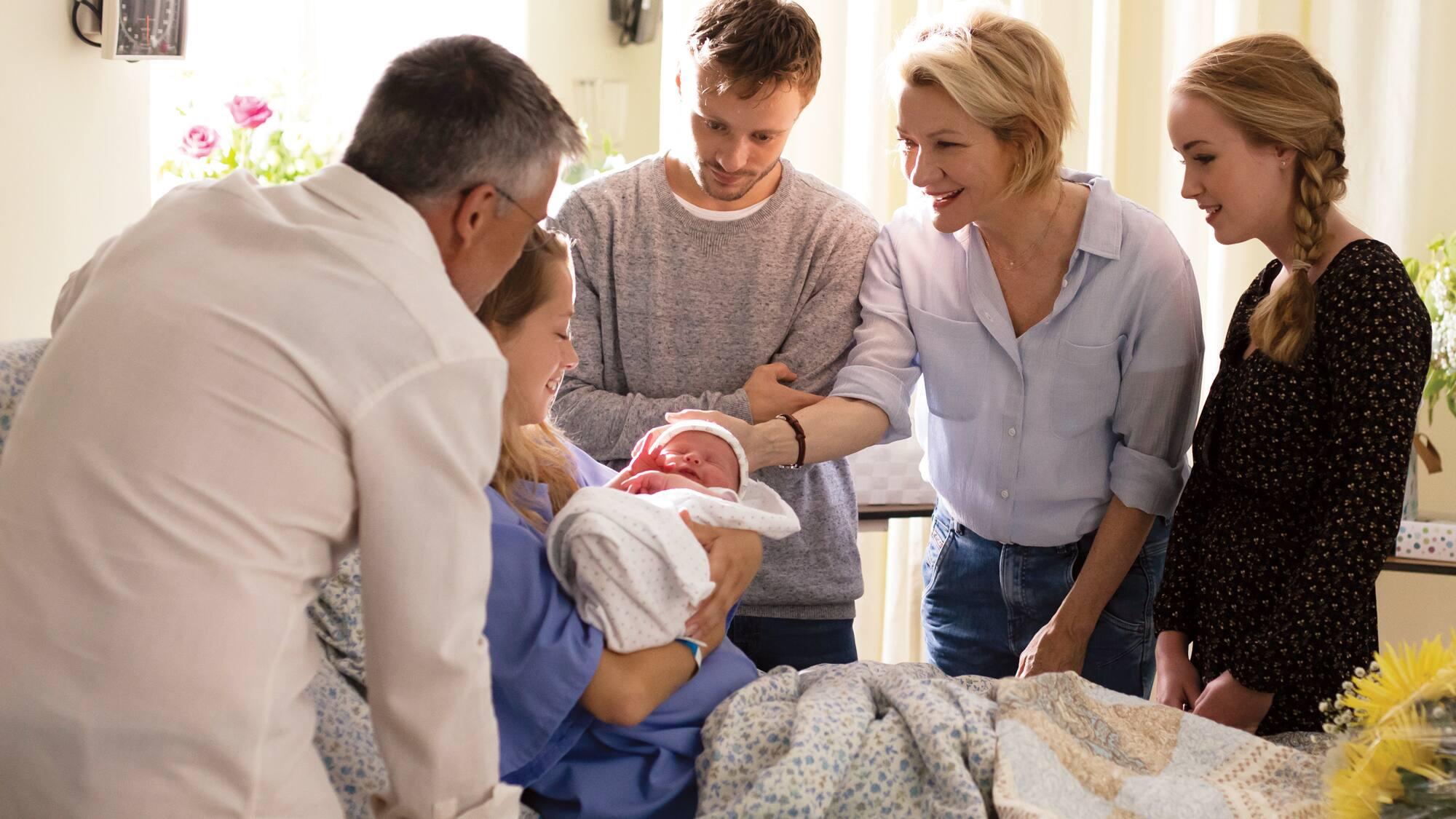 Vincent, Noémie, Jacob, Marielle (Patrice Godin, Laurie Babin, Antoine L’Écuyer, Élise Guilbault) et Laurence.