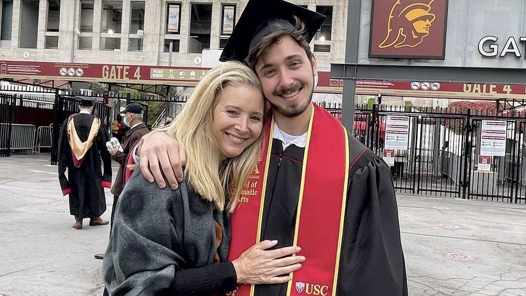 Printemps haut en émotions pour Lisa Kudrow! Celle qui reprendra son rôle de Phoebe vient en plus de célébrer la remise de diplôme de son fils Julian, à l’Université de Caroline du Sud.