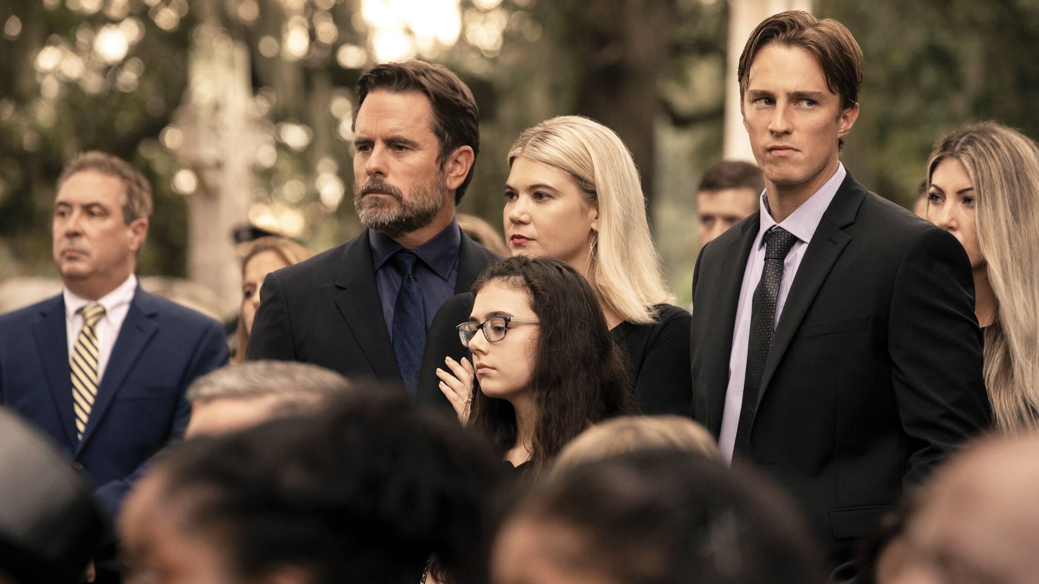 Ward Cameron (Charles Esten) assiste aux funérailles de Sarah avec Rose (Caroline Arapoglou), sa femme, sa fille Wheezie (Julia Antonelli) et son fils, Rafe (Drew Starkey).