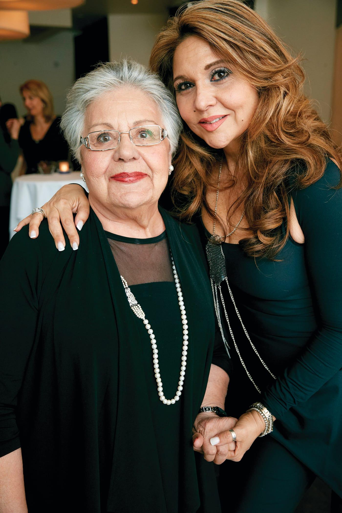 Sonia avec sa mère en 2013, lors du lancement de sa ligne de vêtements.