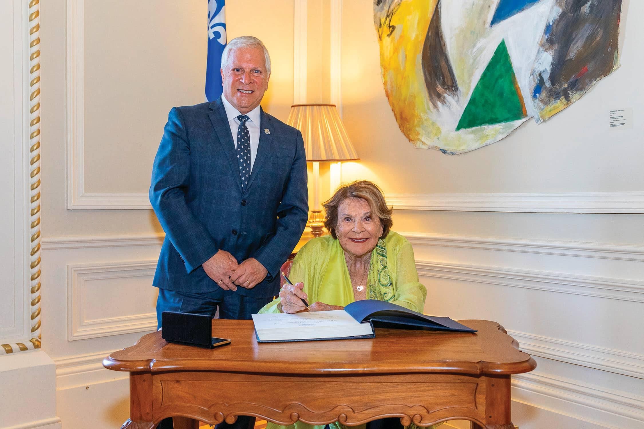 Le président de l’Assemblée nationale du Québec, François Paradis, a remis la Médaille d’honneur à Janette Bertrand le 25 mai dernier pour souligner «l’apport inestimable» de cette femme d’exception à l’évolution des mentalités au Québec. «Janette Bertrand a marqué l’histoire du Québec par sa profonde empathie et sa réelle détermination à mieux comprendre et faire comprendre les réalités humaines dans un but d’inclusion et d’ouverture.»