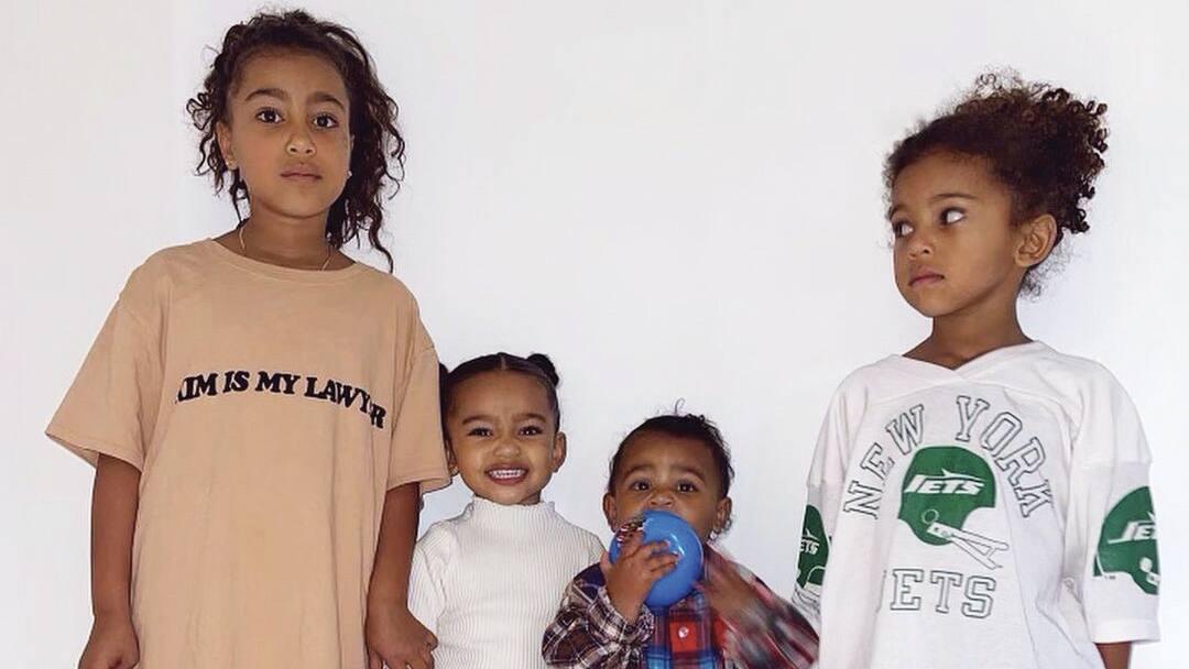 Kim publie souvent des photos de leurs quatre enfants, North, Chicago, Psalm et Saint, qu’elle appelle ses sweeties.