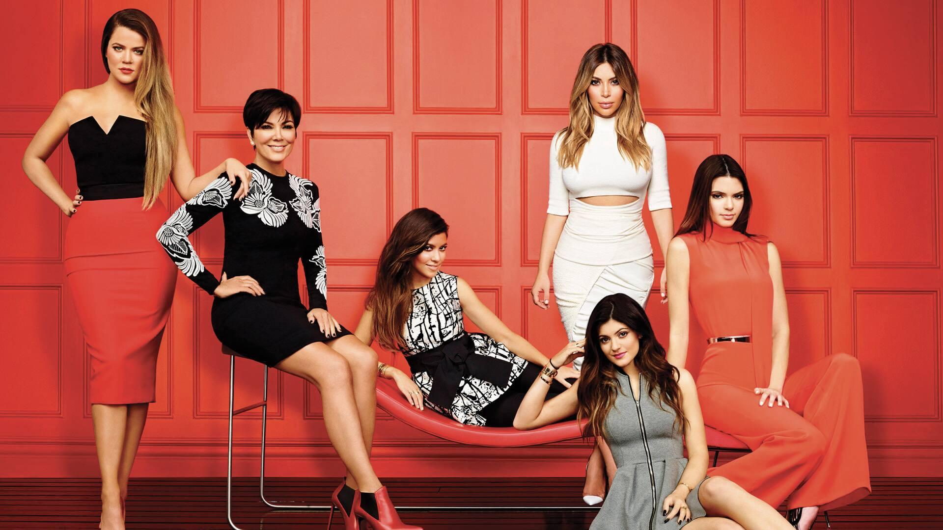 En 2021, après 20 saisons, Khloé, Kris, Kourtney, Kim, Kylie et Kendall (ici lors de la saison 2016-2017) feront leurs adieux à KUWTK, mais elles ne seront pas absentes du petit écran longtemps.