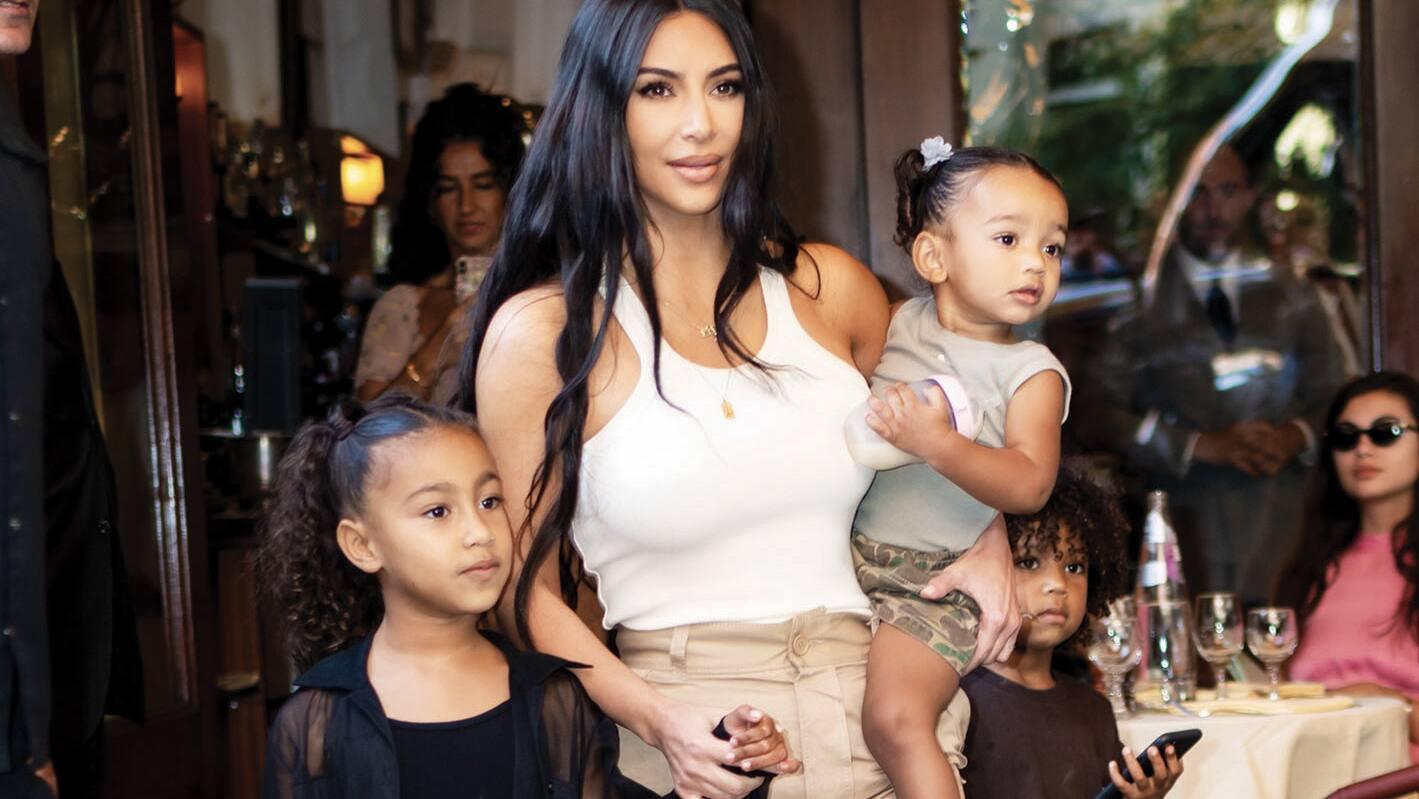 Elle remercie sa bonne amie Kim Kardashian — qui a eu recours à la congélation de ses ovules pour fonder sa famille — de lui avoir parlé de cette possibilité.