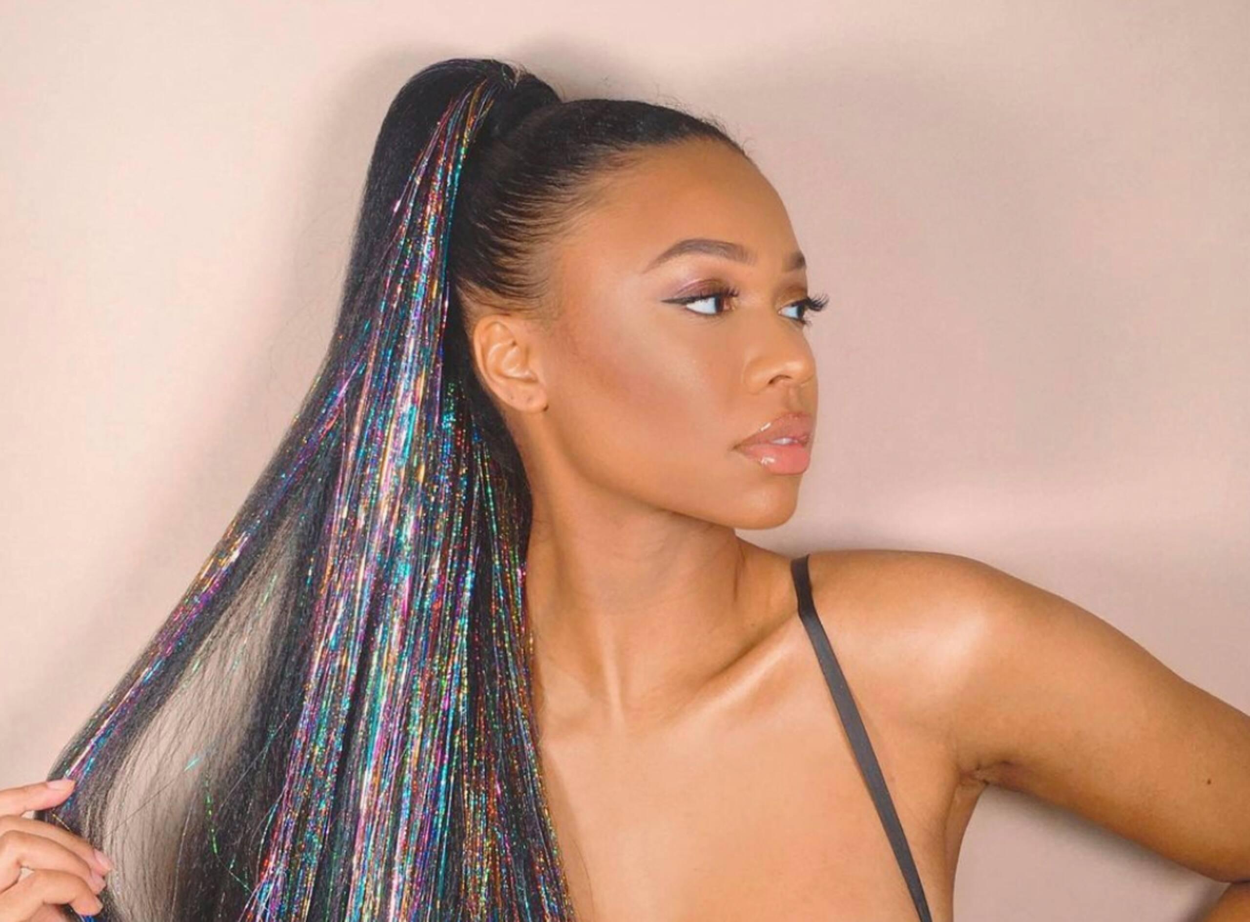 La tendance «tinsel hair» fait un retour