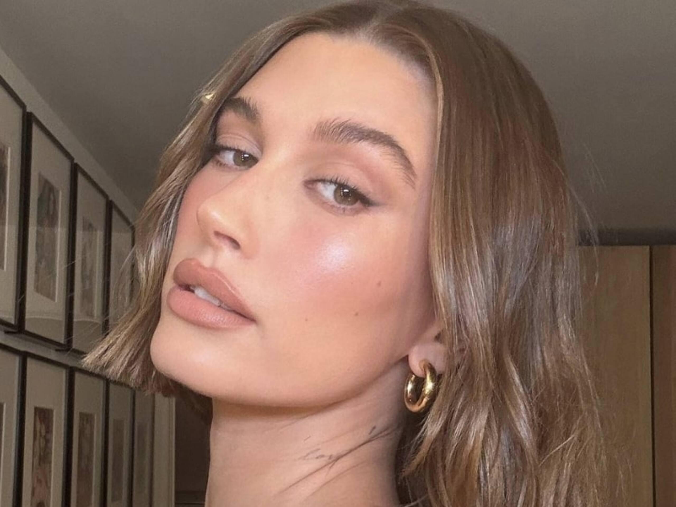 Hailey Bieber adopte la couleur de 2023 en bikini