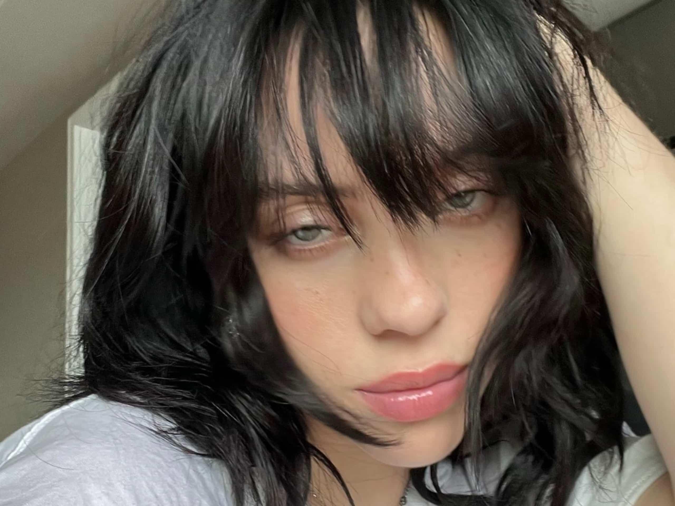 Billie Eilish adopte un look hors de ses habitudes