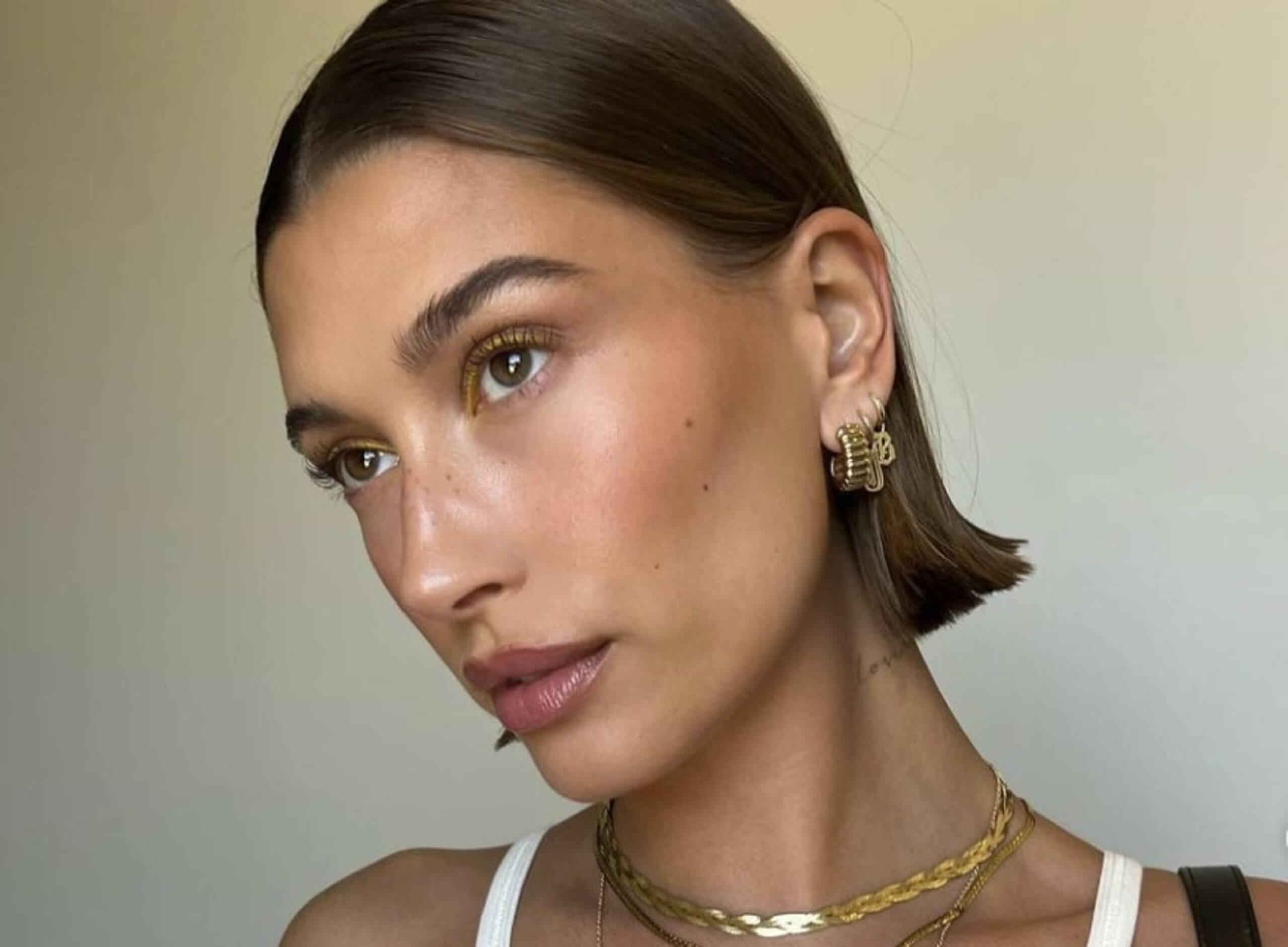 Hailey Bieber pose simplement vêtue d'un string