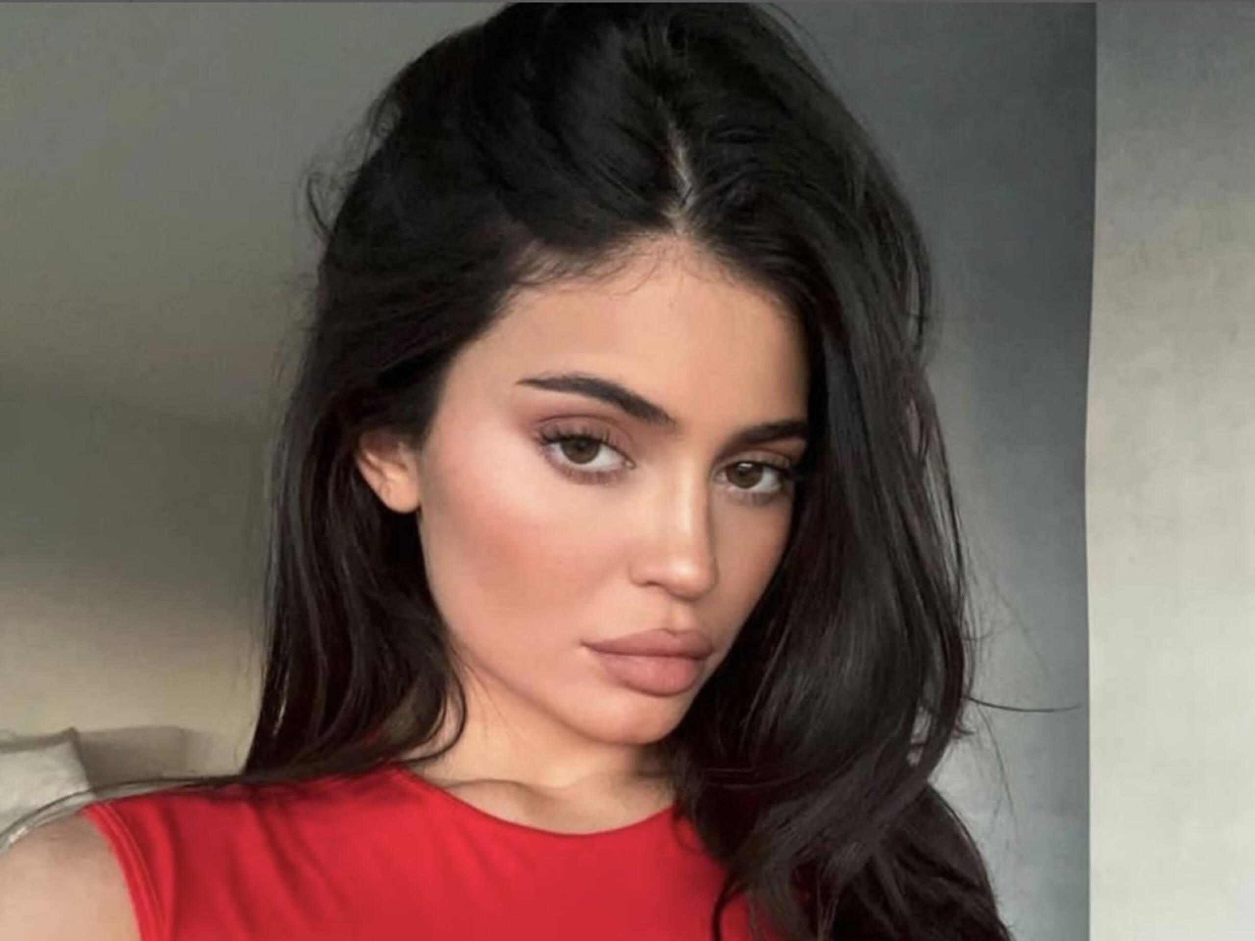 Kylie Jenner incarne la Tomato Girl en robe fendue