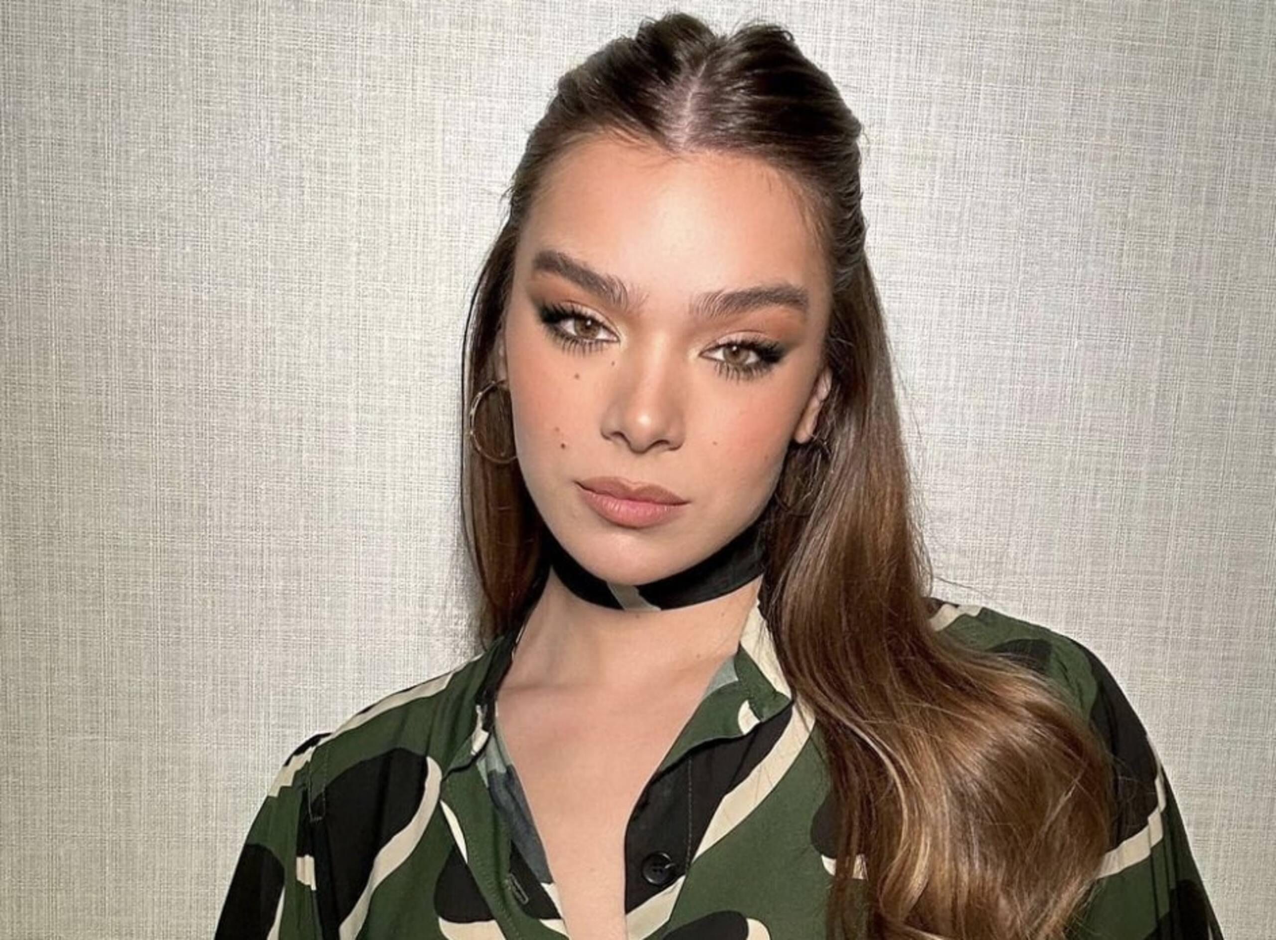 Hailee Steinfeld en jupe dangereusement fendue 