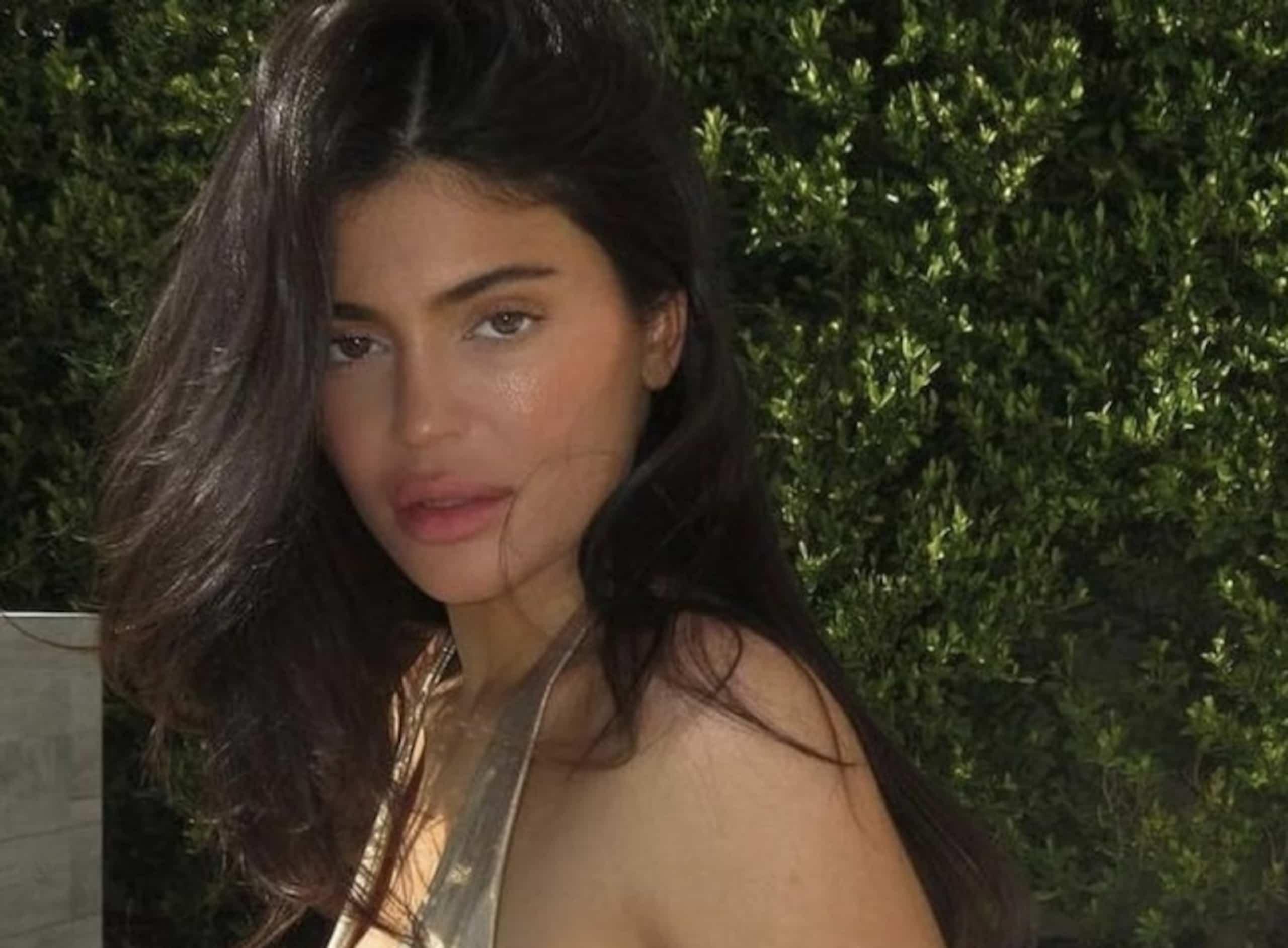 Kylie Jenner incendiaire en bikini rouge tomate