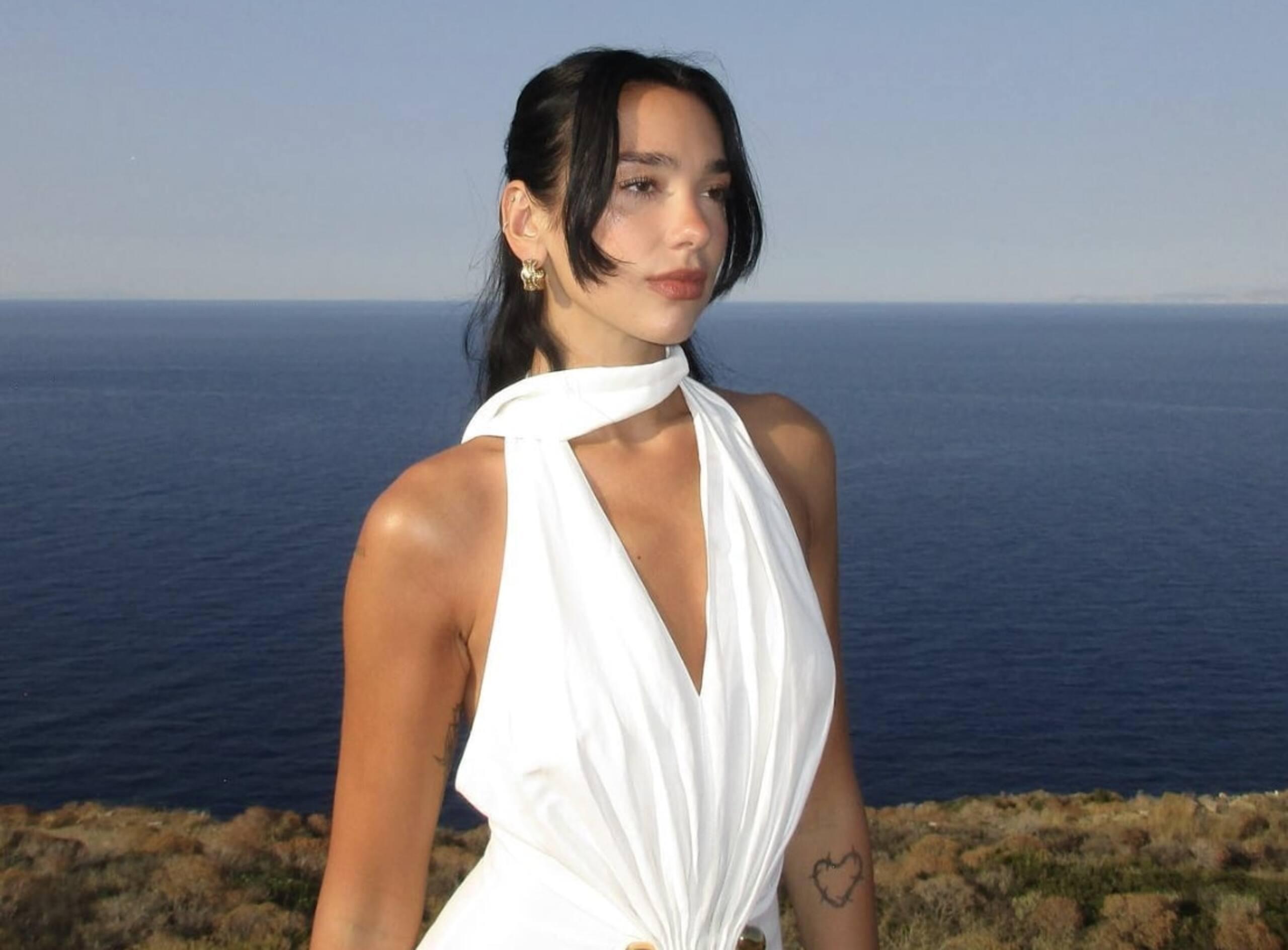 Dua Lipa affiche sa poitrine en robe transparente