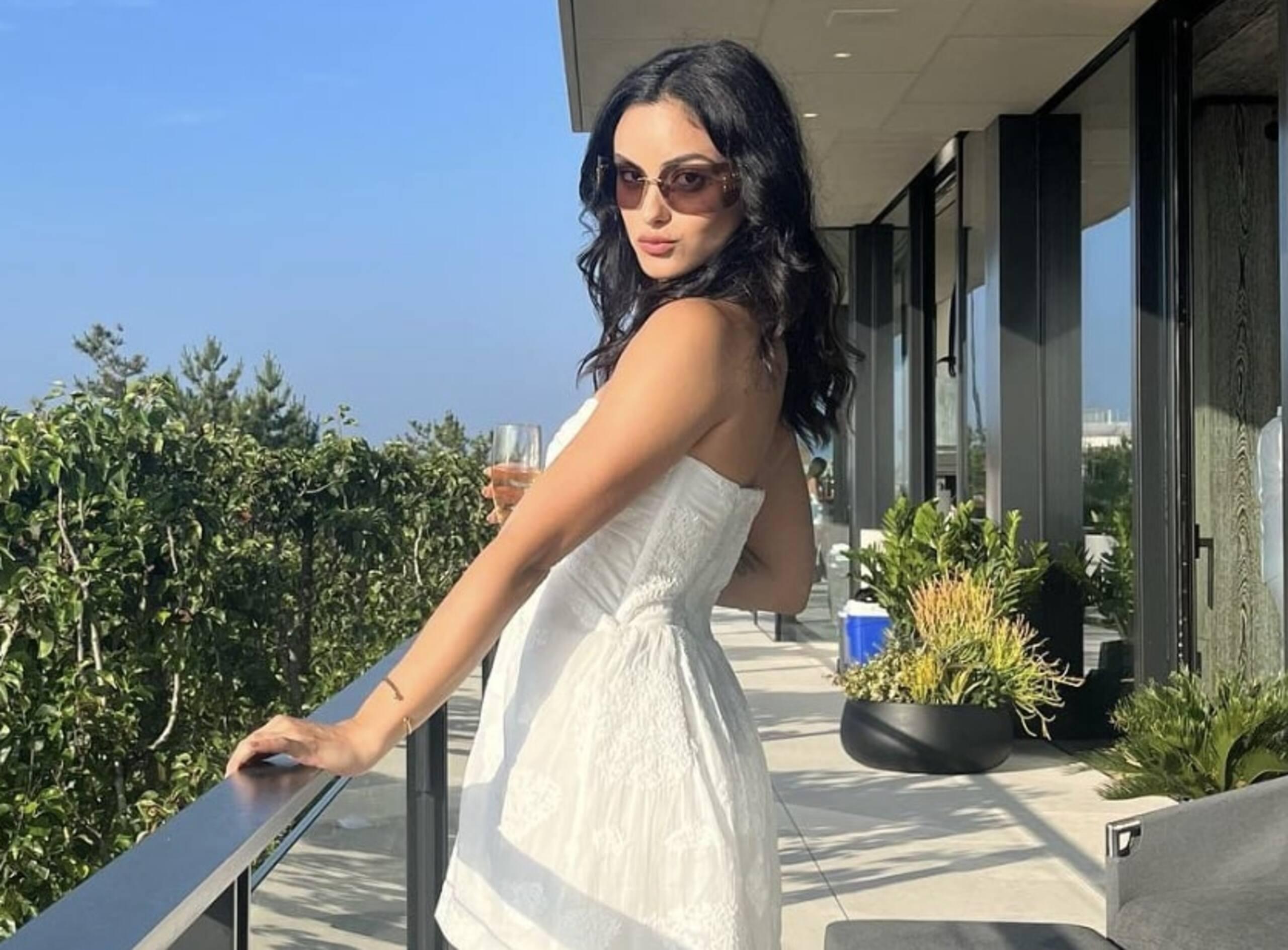 Camila Mendes s'expose dans un ensemble blanc