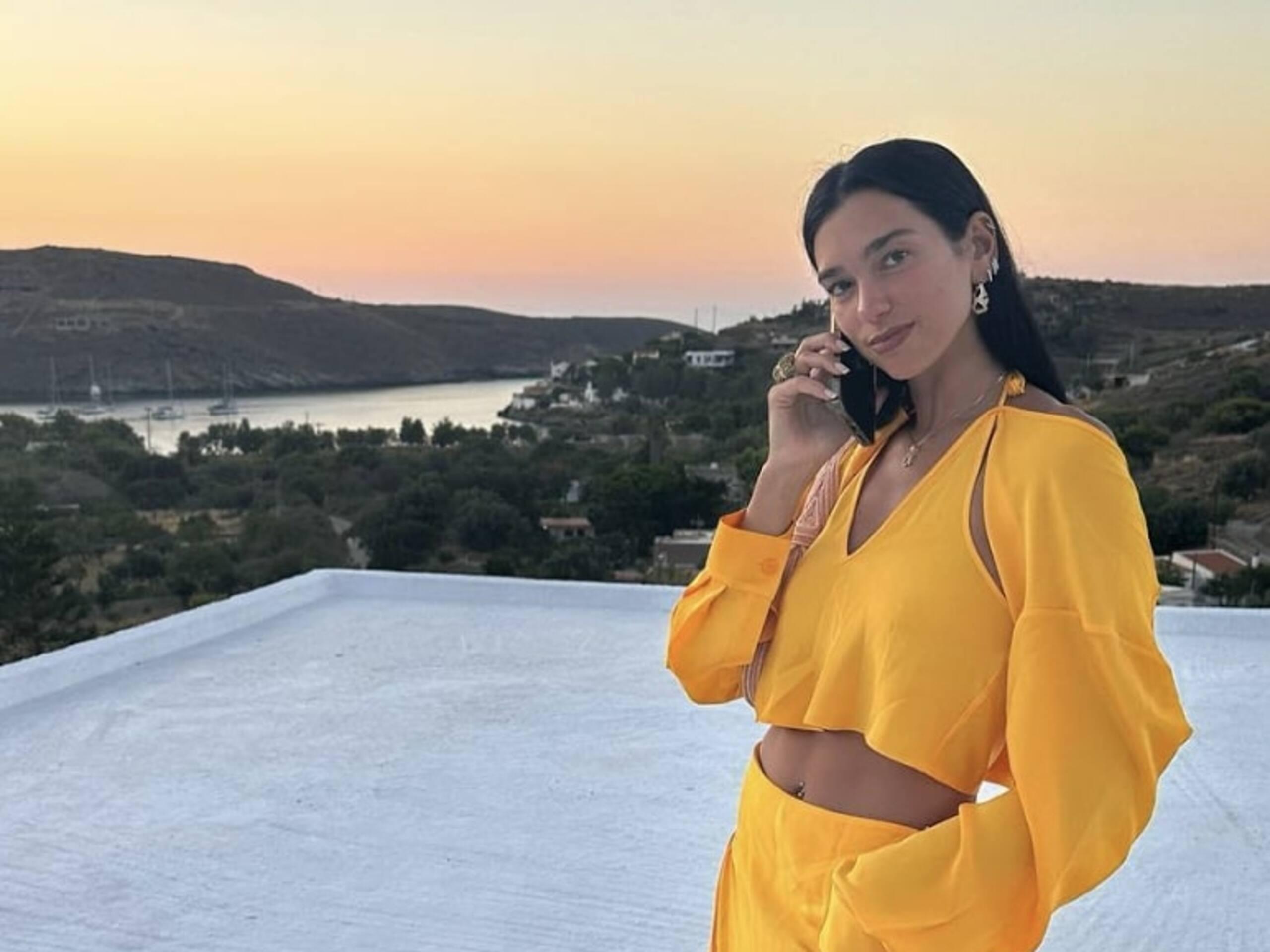 Dua Lipa porte le plus petit haut qui soit 