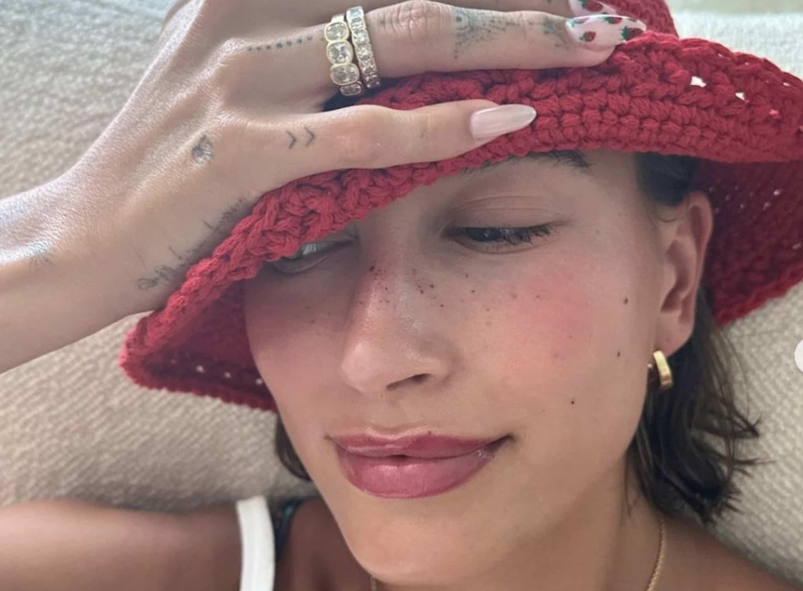 Hailey Bieber épate dans un bikini bleu à ficelles