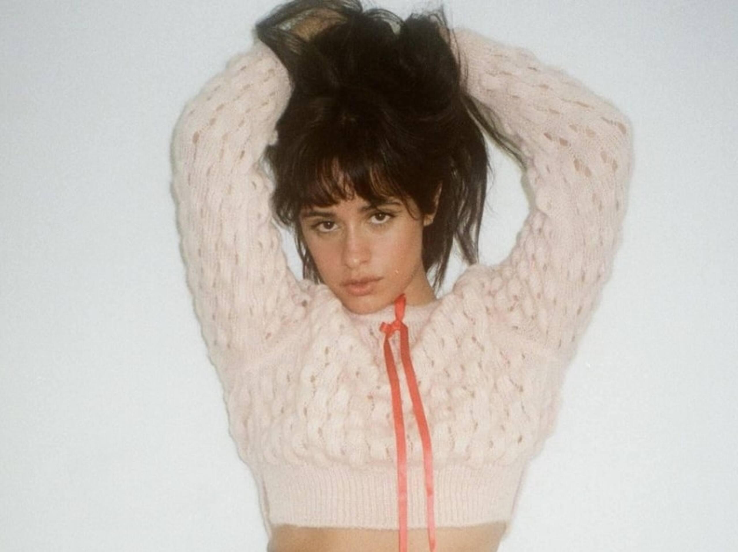 Camila Cabello porte la couleur Pantone 2024 