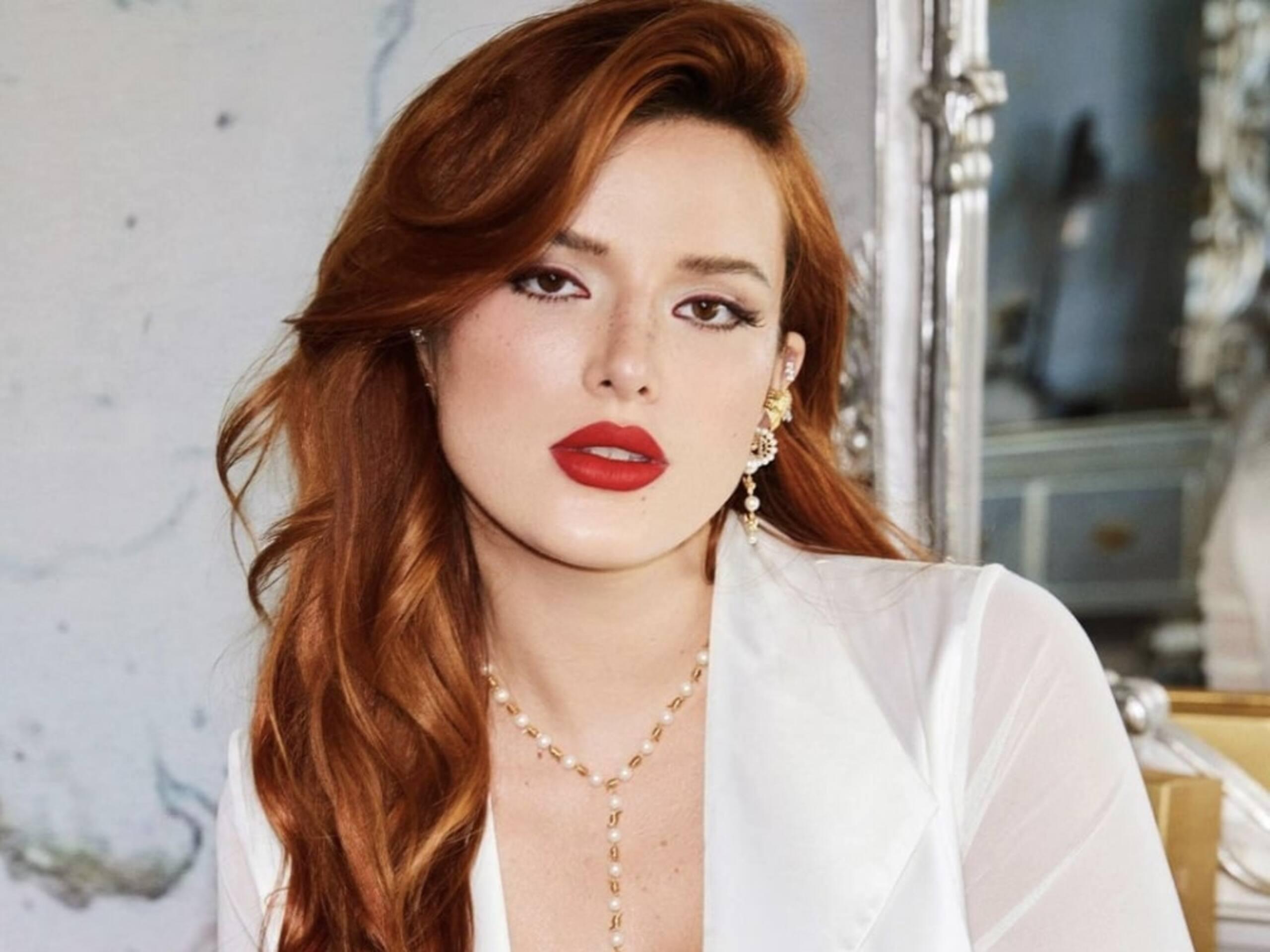 Bella Thorne pose seins nus pour les Fêtes