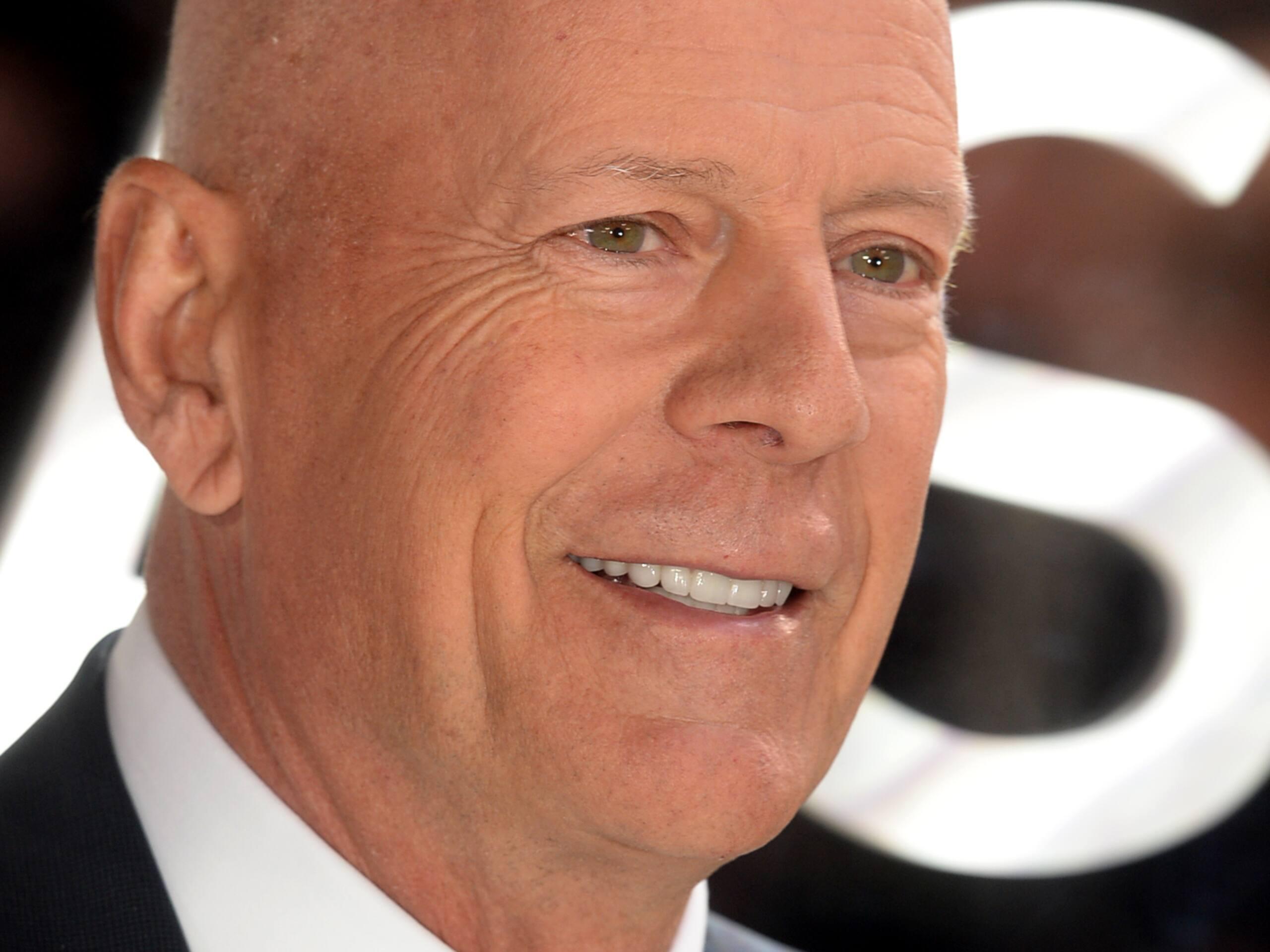 Bruce Willis se fait sortir d’une pharmacie 