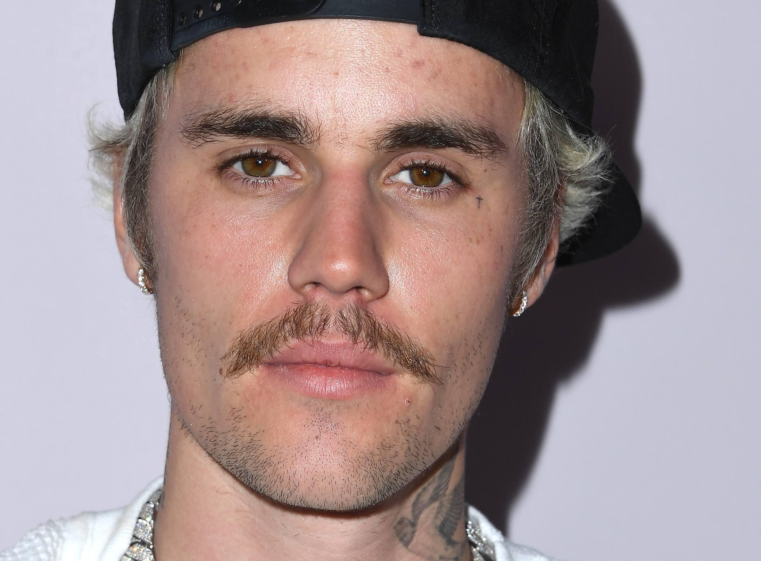 Justin Bieber nie les accusations de viol