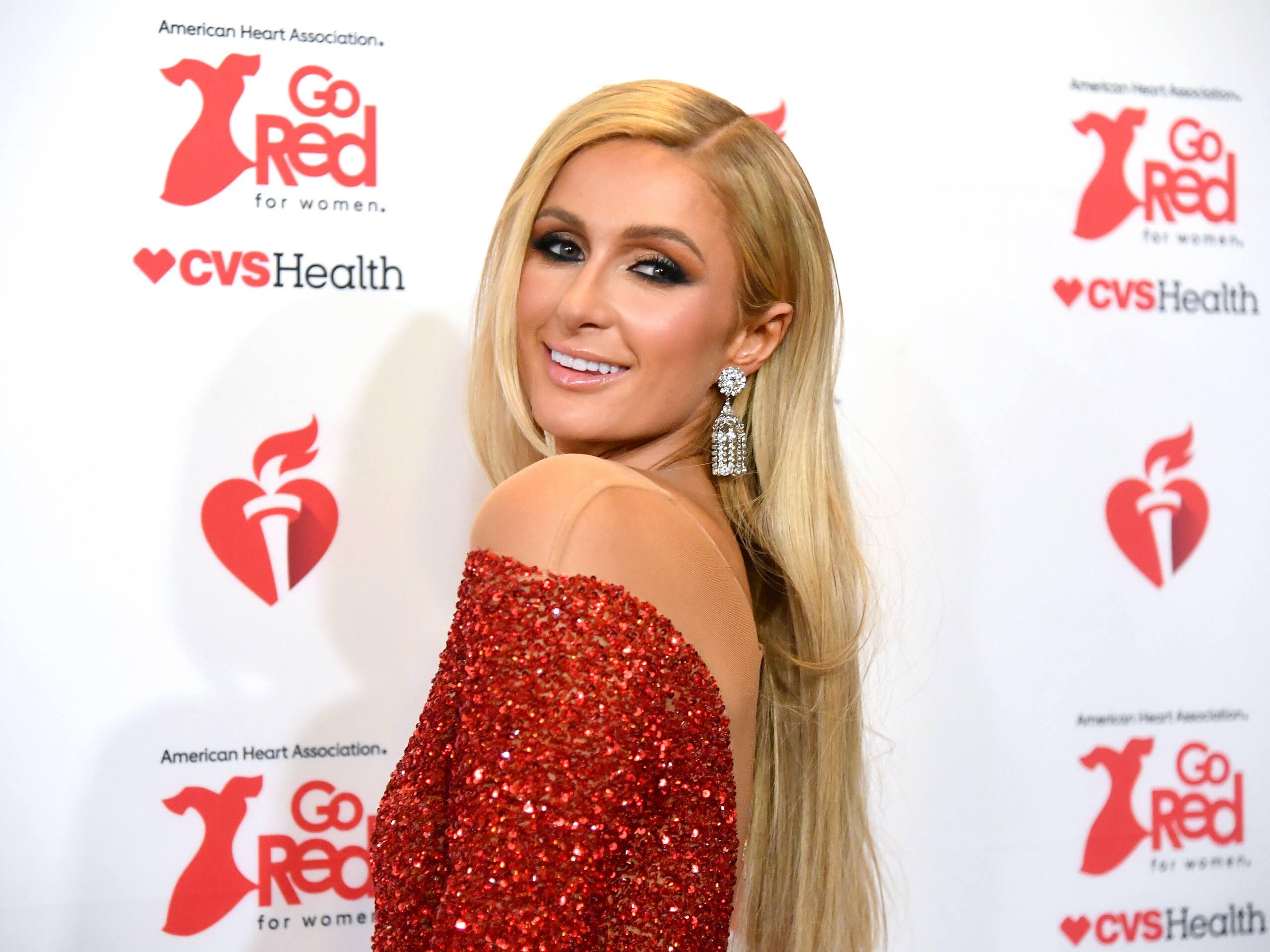 Paris Hilton est-elle enceinte