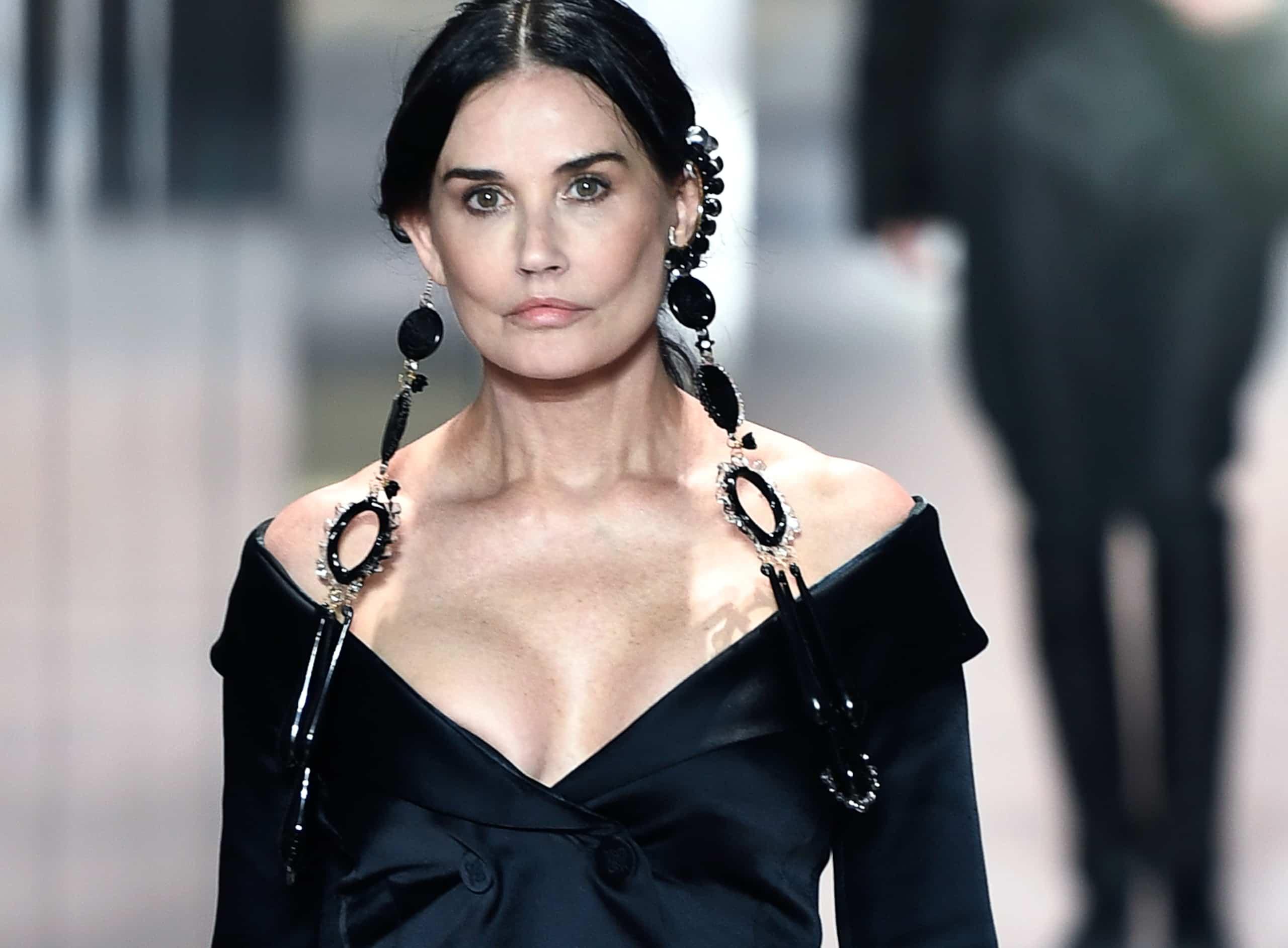 Demi Moore créé la surprise dans un défilé