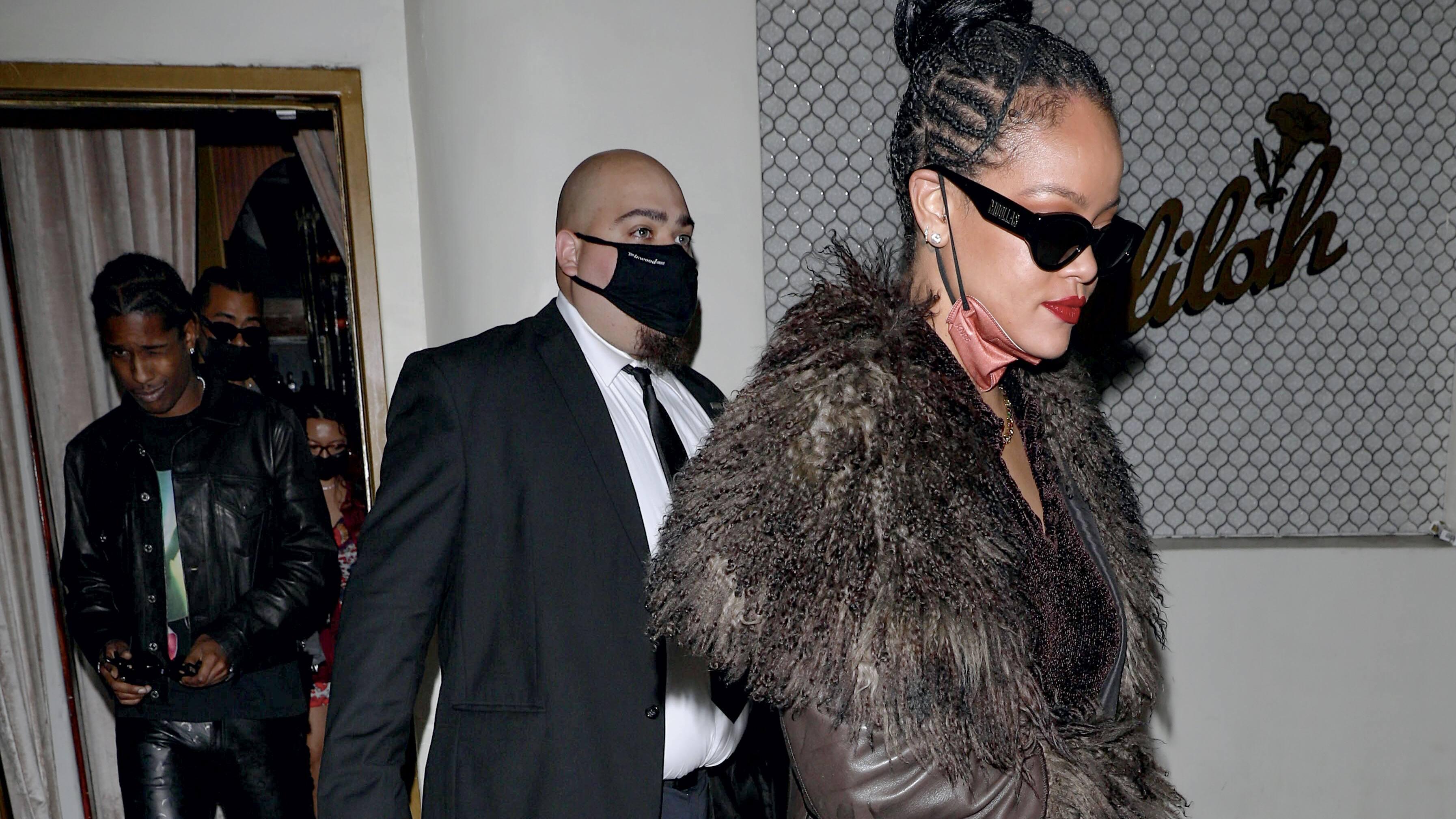 Redevenue une fille de party, RiRi se fait souvent photographier à la sortie des bars et des partys privés.