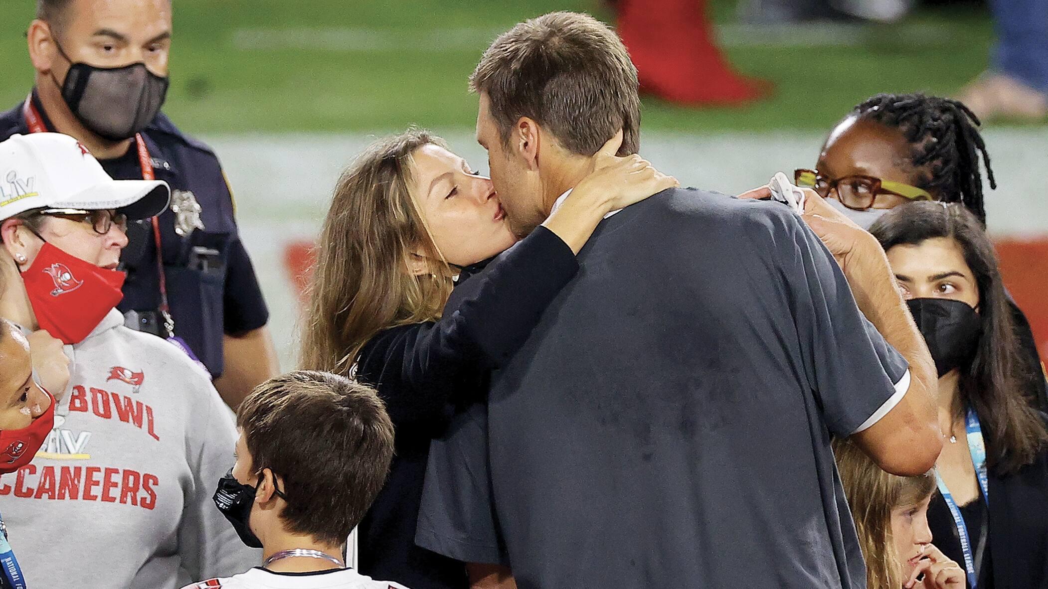 Après sa victoire, Tom s’est empressé de retrouver Gisele sur le terrain pour l’embrasser.