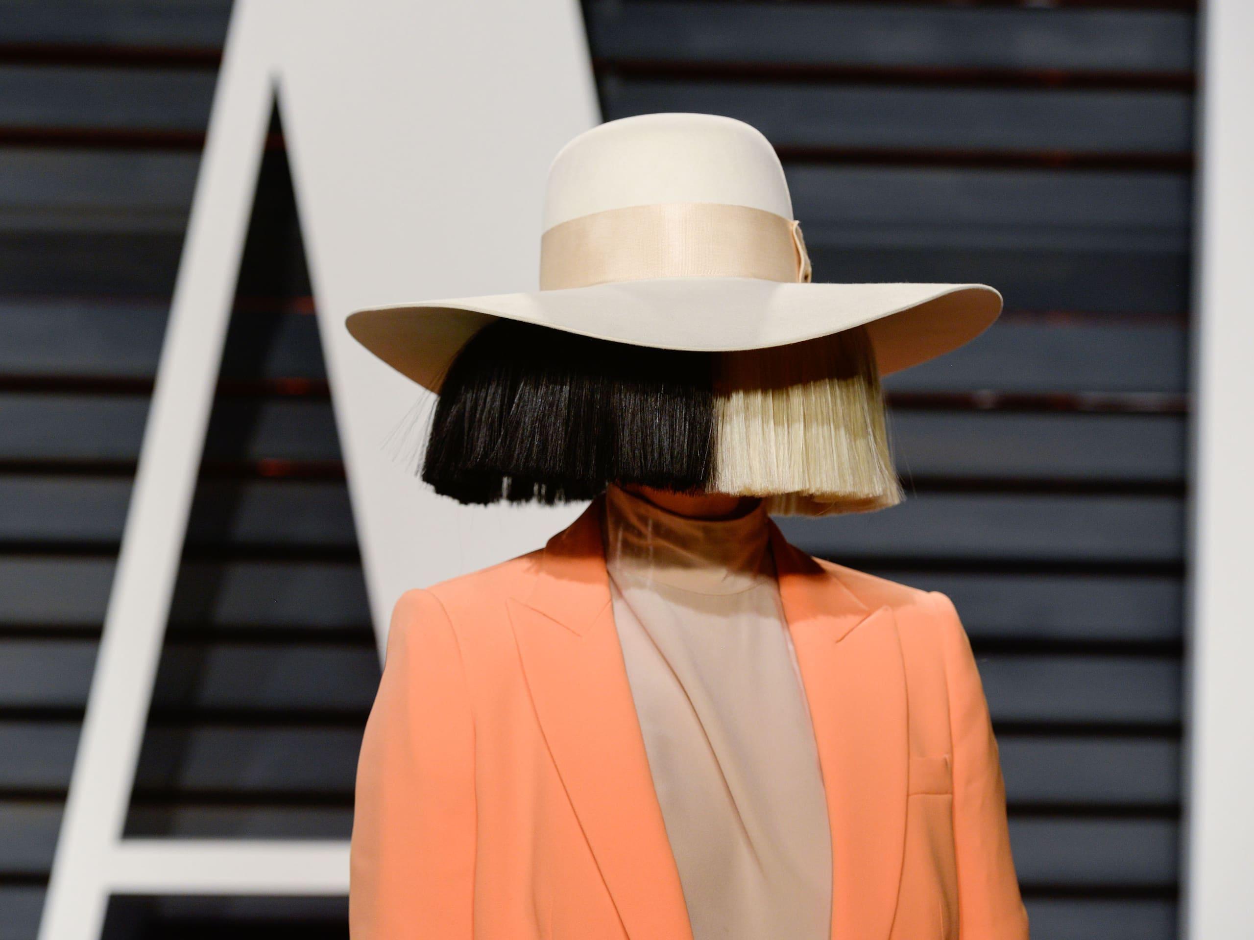 La chanteuse Sia devient grand-mère à 44 ans